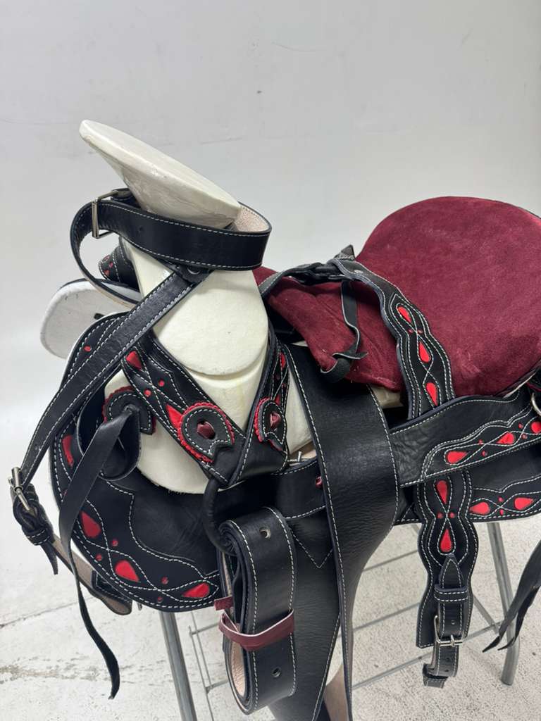 Charro Saddle 15.5” – Black & Wine Red Bordada “El Diablo” (Set Completo)