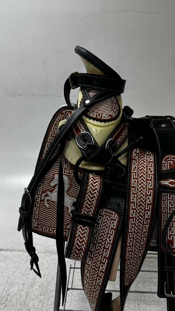 Charro Saddle – Black, Brown & White “El Triángulo” Edition (15.5”)