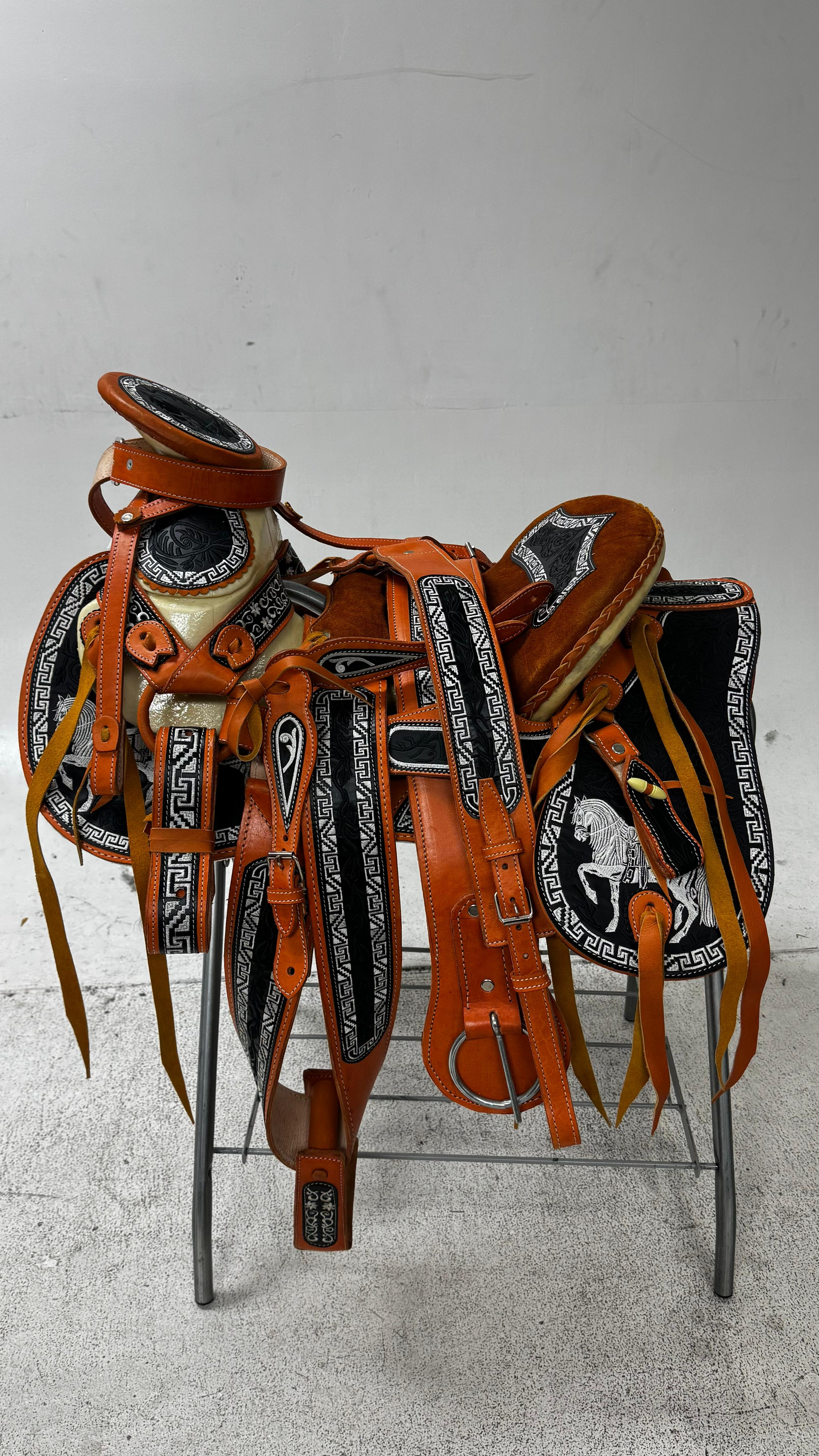 Charro Saddle – Tan & Black Bordada “Caballo Fuerte” (15.5”)