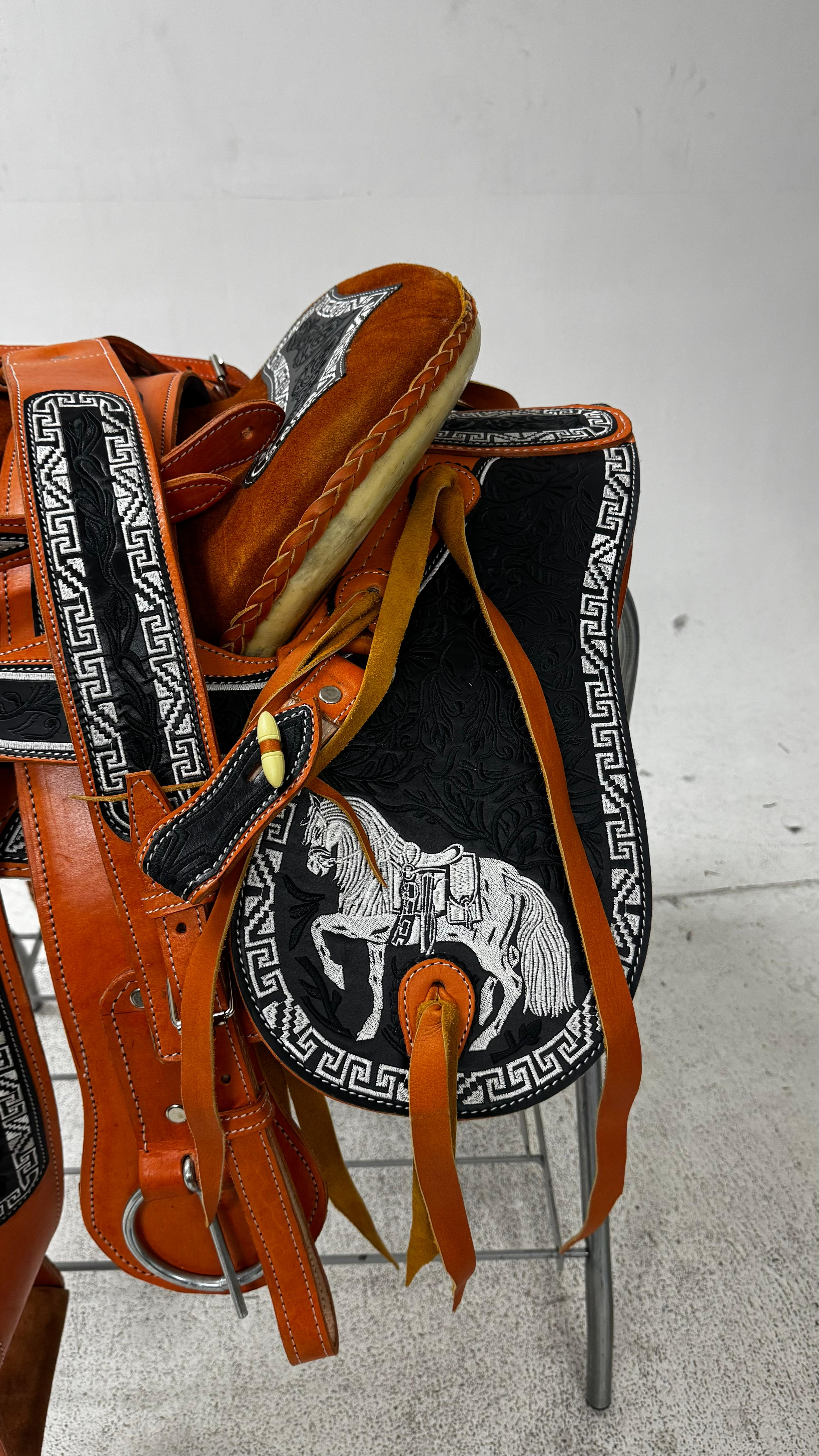 Charro Saddle – Tan & Black Bordada “Caballo Fuerte” (15.5”)