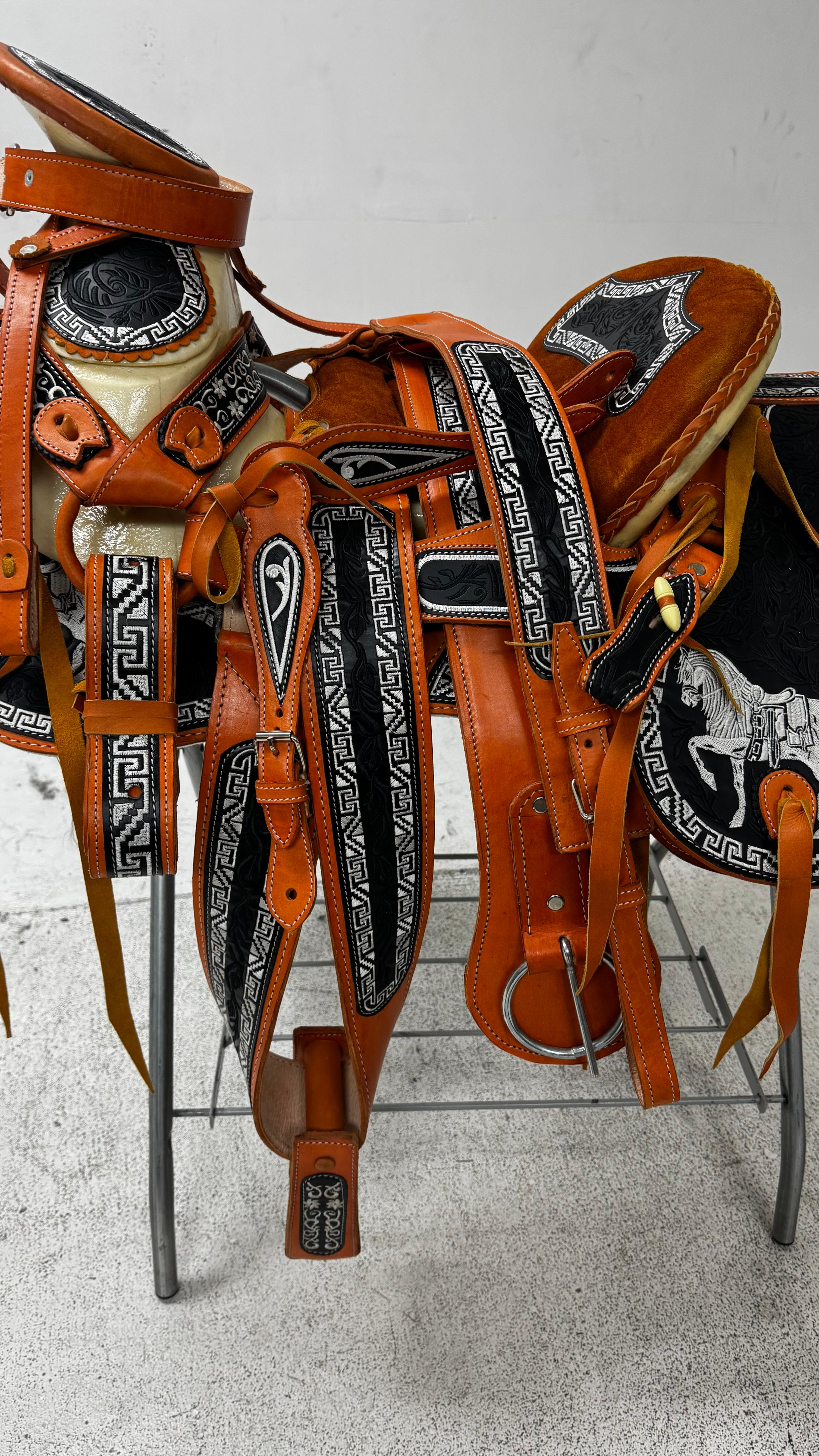 Charro Saddle – Tan & Black Bordada “Caballo Fuerte” (15.5”)