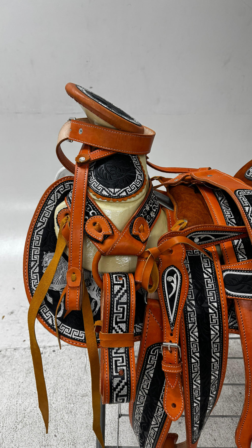 Charro Saddle – Tan & Black Bordada “Caballo Fuerte” (15.5”)