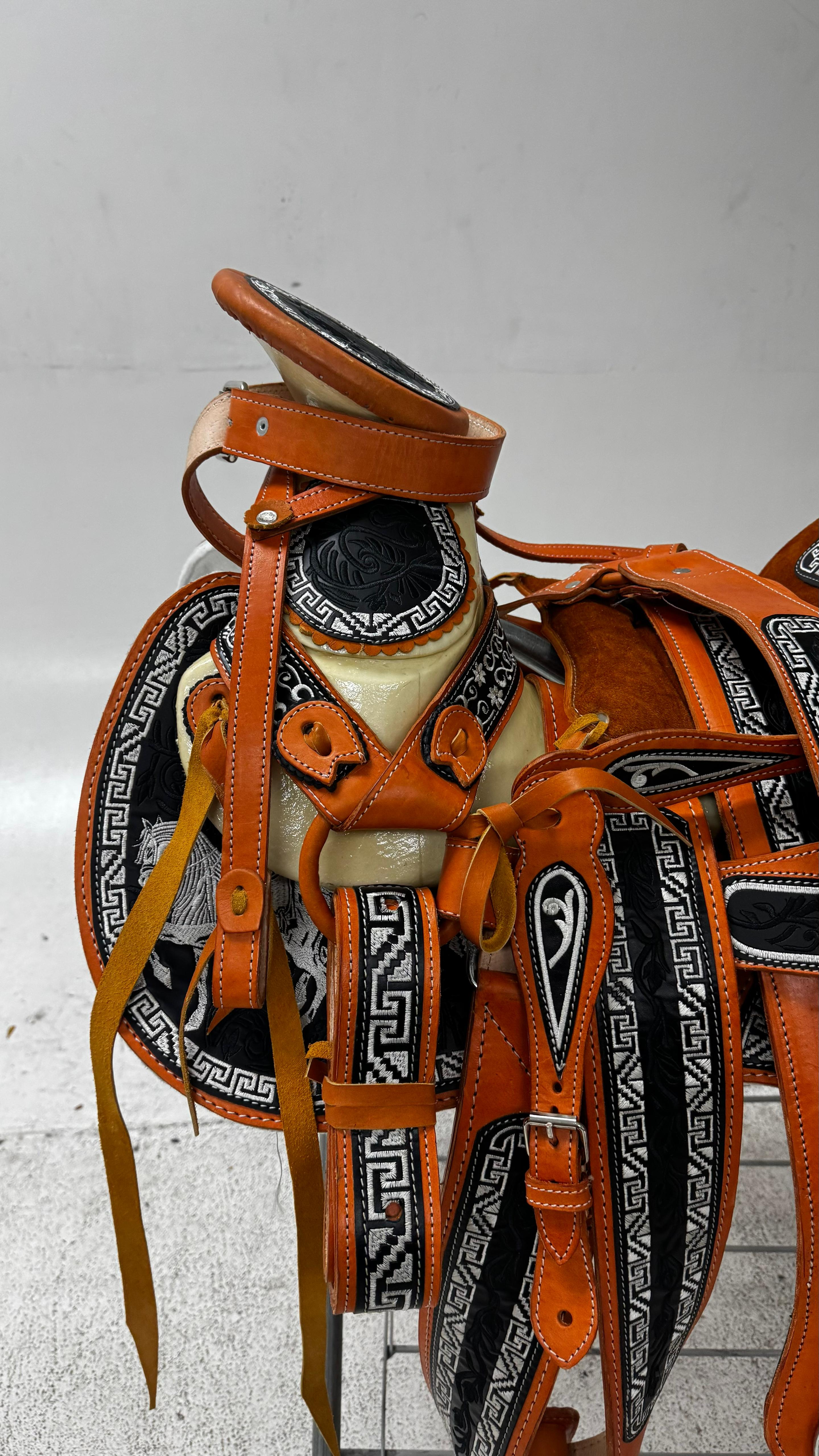 Charro Saddle – Tan & Black Bordada “Caballo Fuerte” (15.5”)