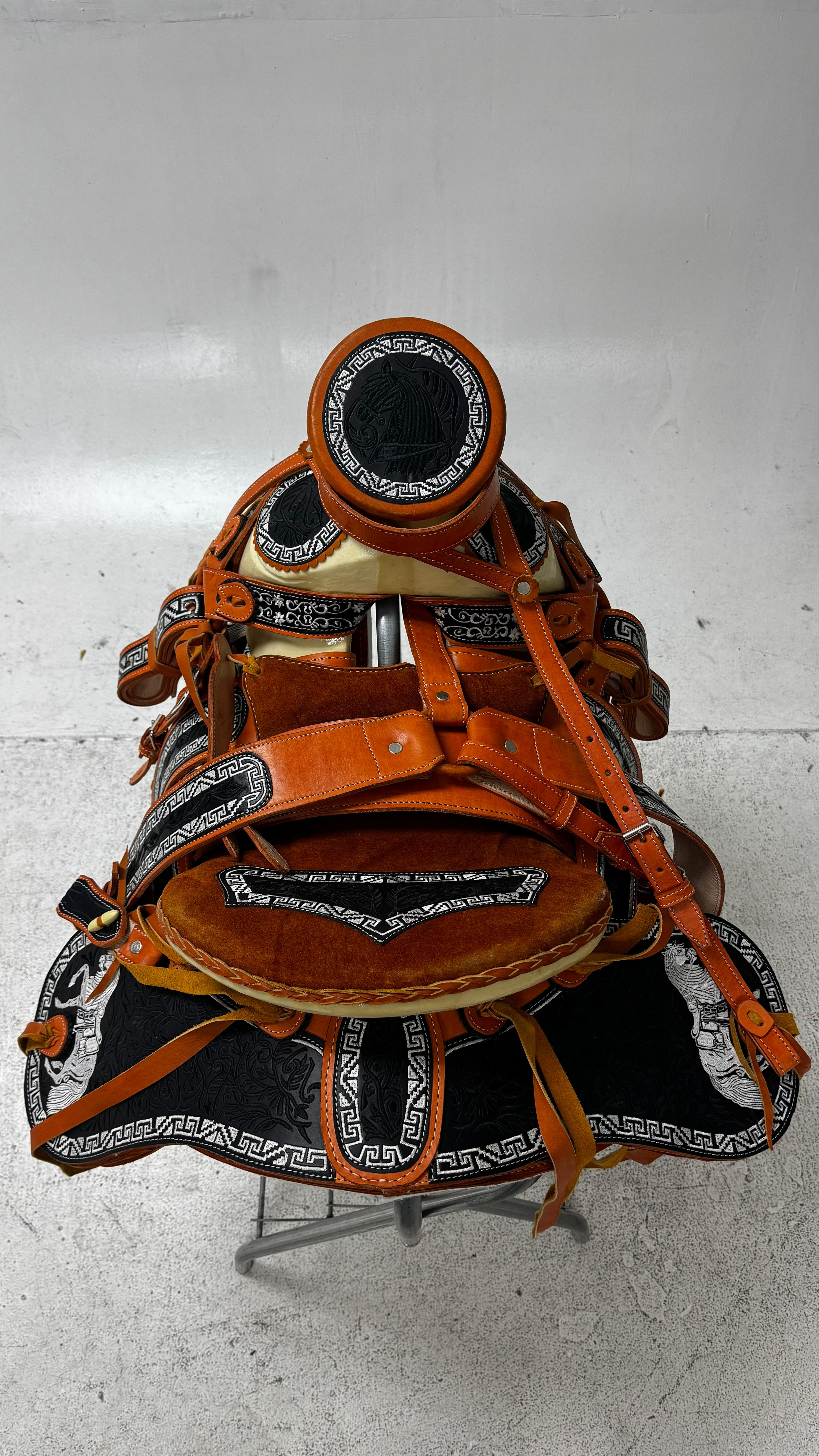 Charro Saddle – Tan & Black Bordada “Caballo Fuerte” (15.5”)