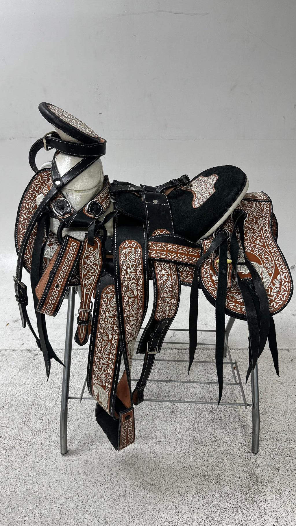 Charro Saddle – Black & Chestnut Bordada “El Jinete Real” (15.5”)