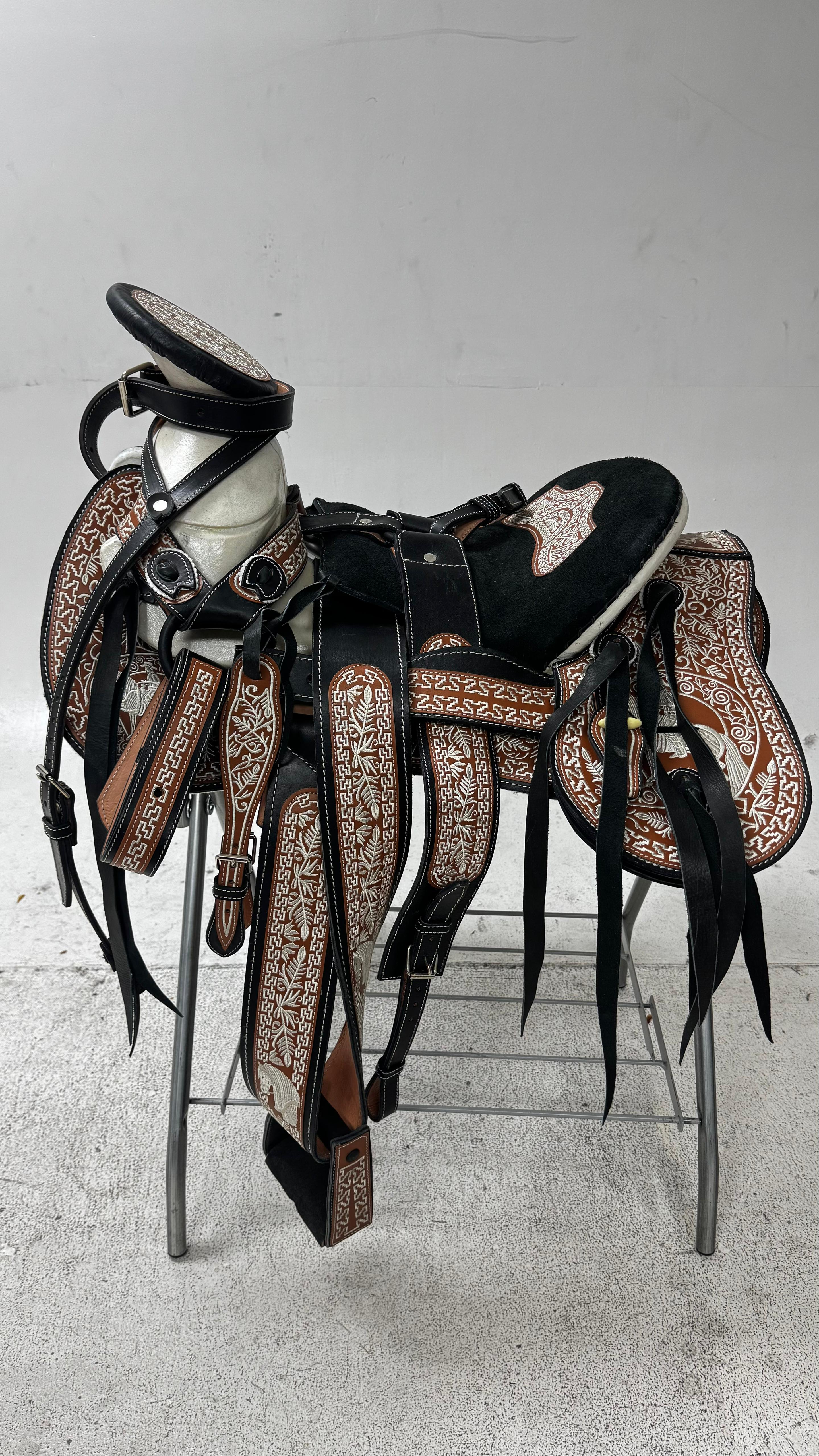 Charro Saddle – Black & Chestnut Bordada “El Jinete Real” (15.5”)
