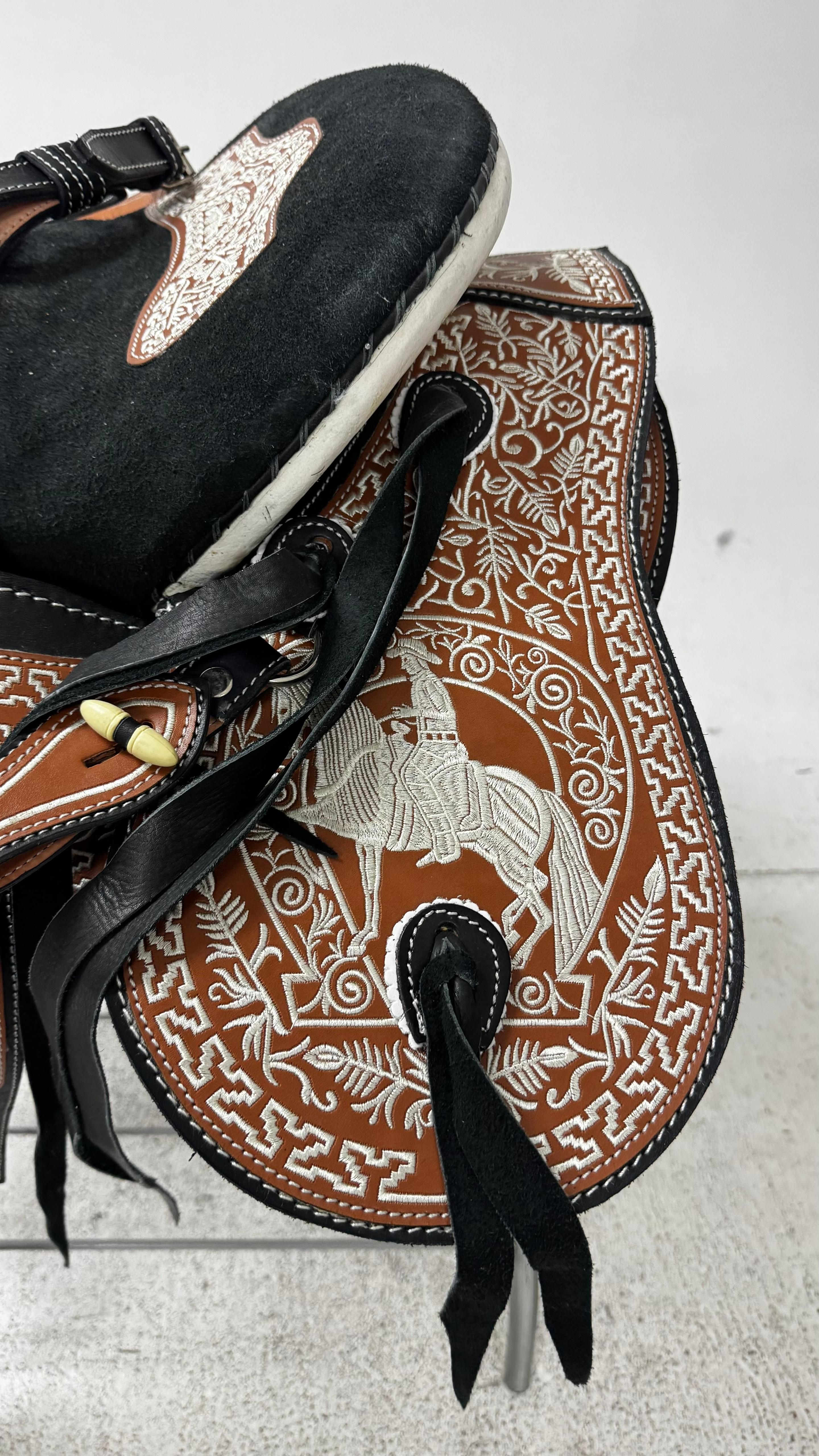 Charro Saddle – Black & Chestnut Bordada “El Jinete Real” (15.5”)
