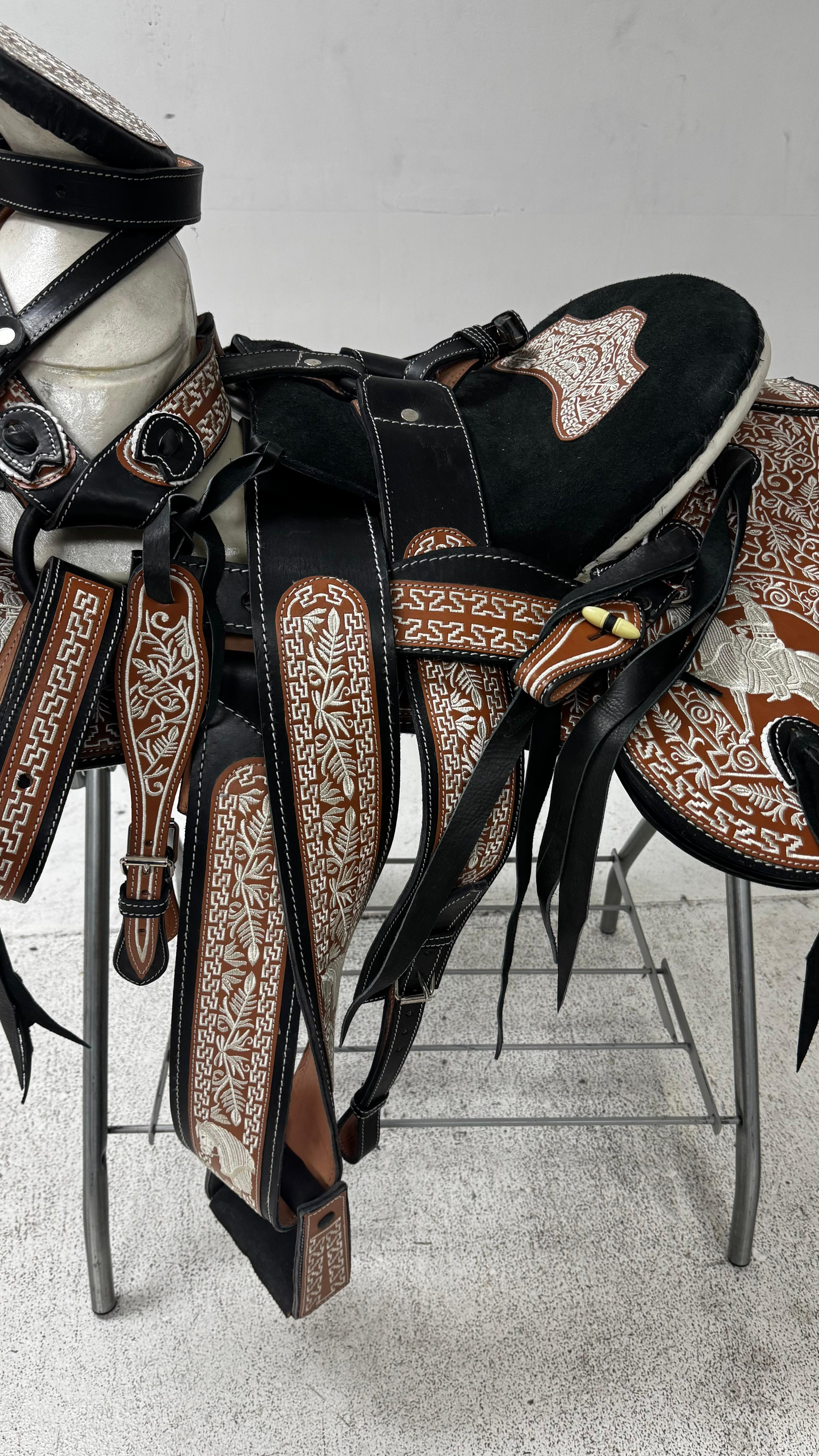 Charro Saddle – Black & Chestnut Bordada “El Jinete Real” (15.5”)