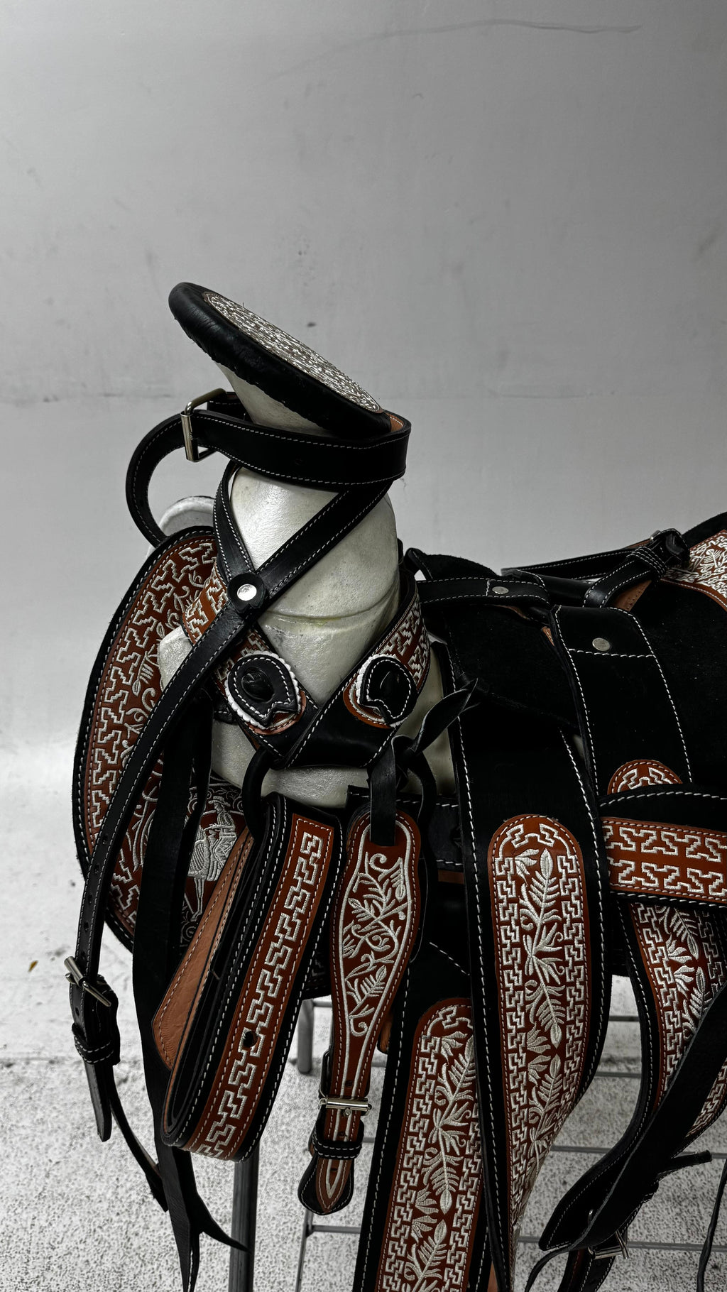 Charro Saddle – Black & Chestnut Bordada “El Jinete Real” (15.5”)