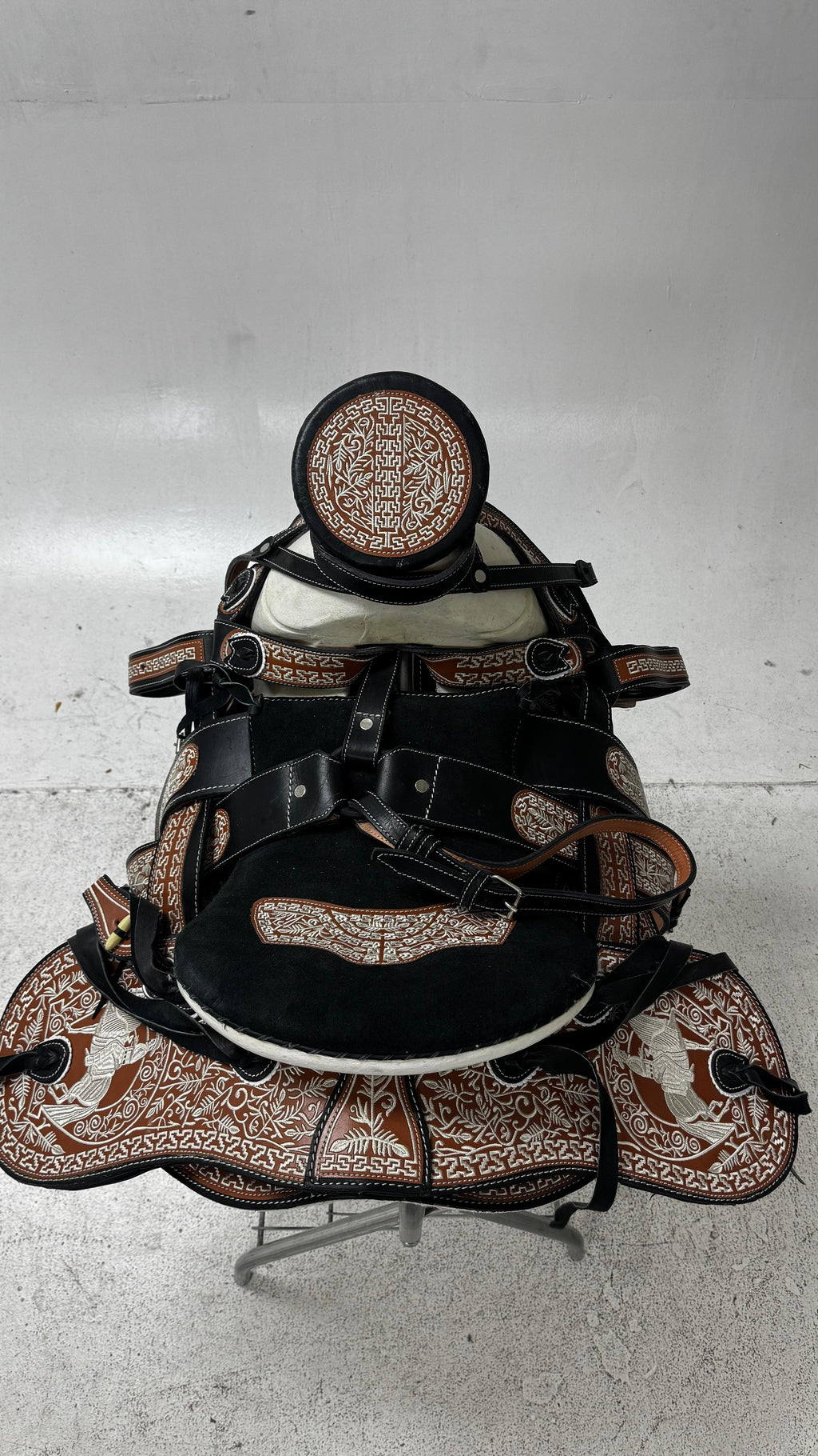 Charro Saddle – Black & Chestnut Bordada “El Jinete Real” (15.5”)