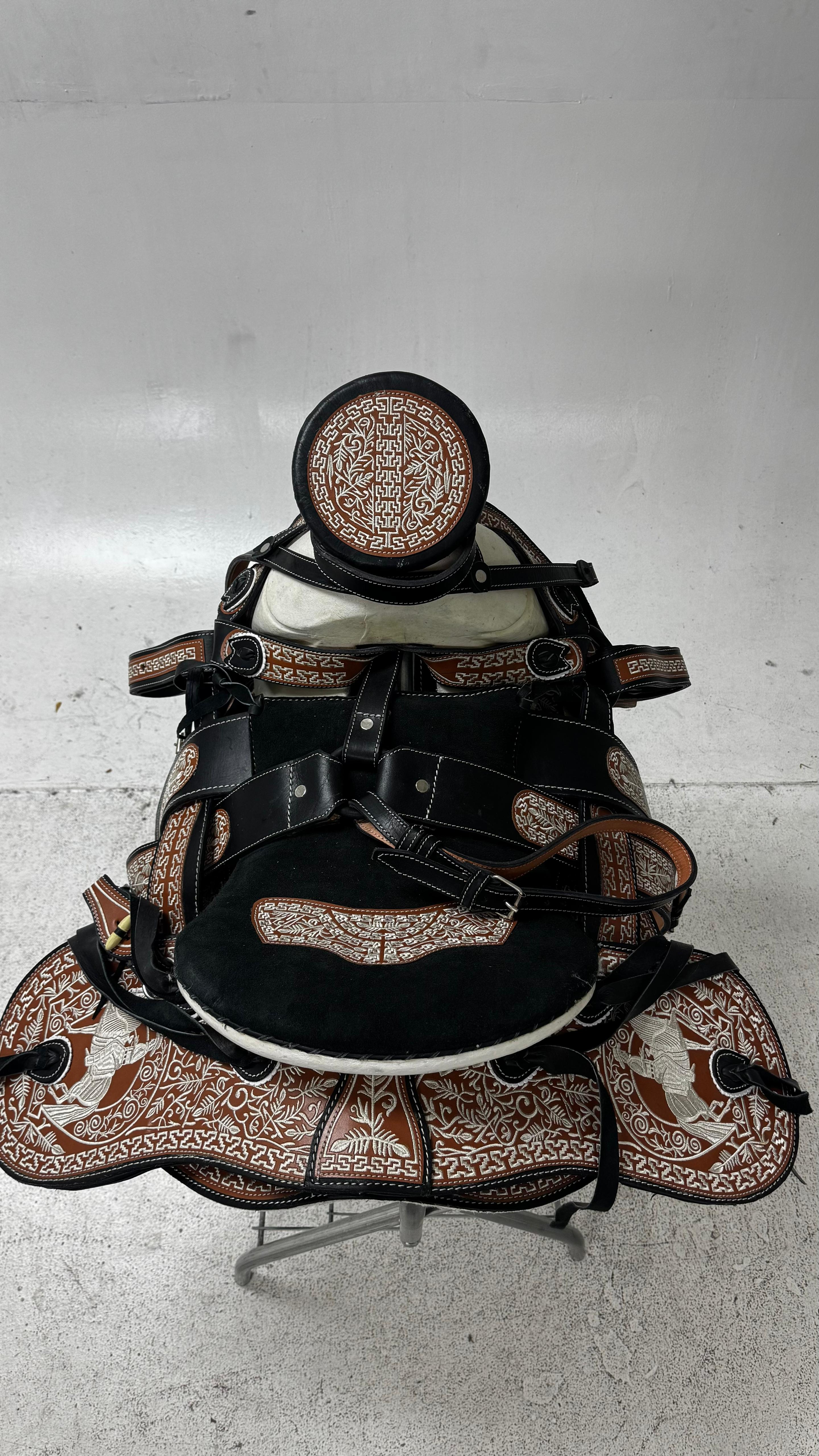 Charro Saddle – Black & Chestnut Bordada “El Jinete Real” (15.5”)