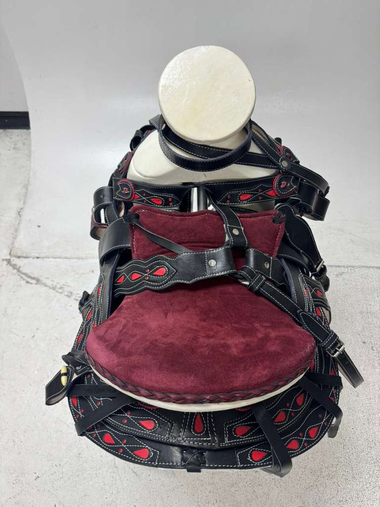 Charro Saddle 15.5” – Black & Wine Red Bordada “El Diablo” (Set Completo)