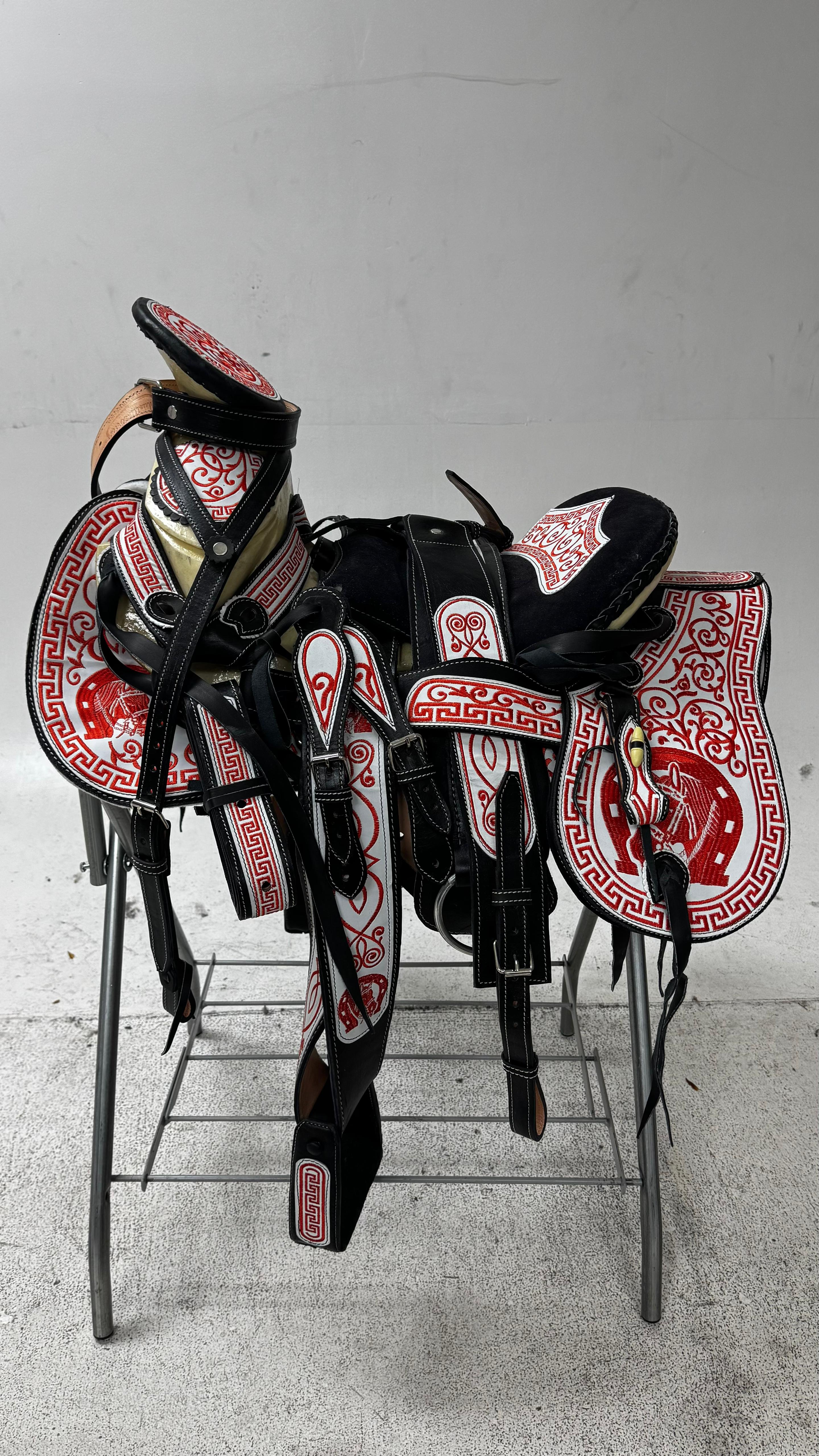 Charro Saddle – Black & Red Bordada “El Fuego Rojo” (15.5”)