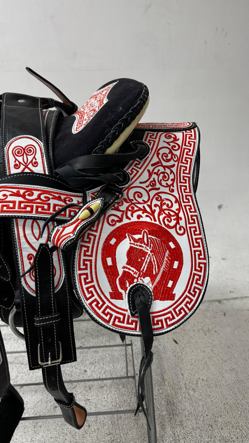 Charro Saddle – Black & Red Bordada “El Fuego Rojo” (15.5”)