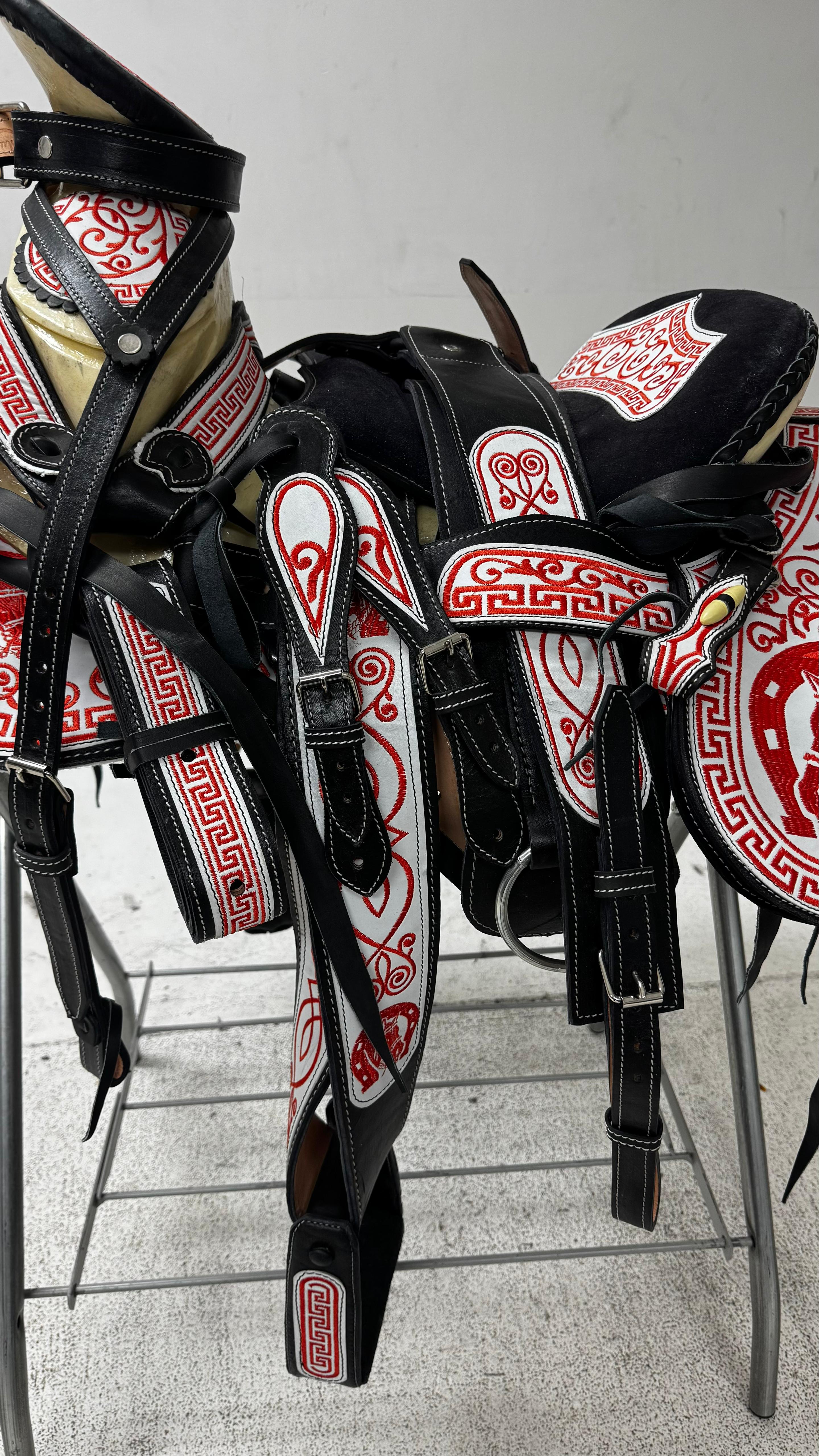 Charro Saddle – Black & Red Bordada “El Fuego Rojo” (15.5”)