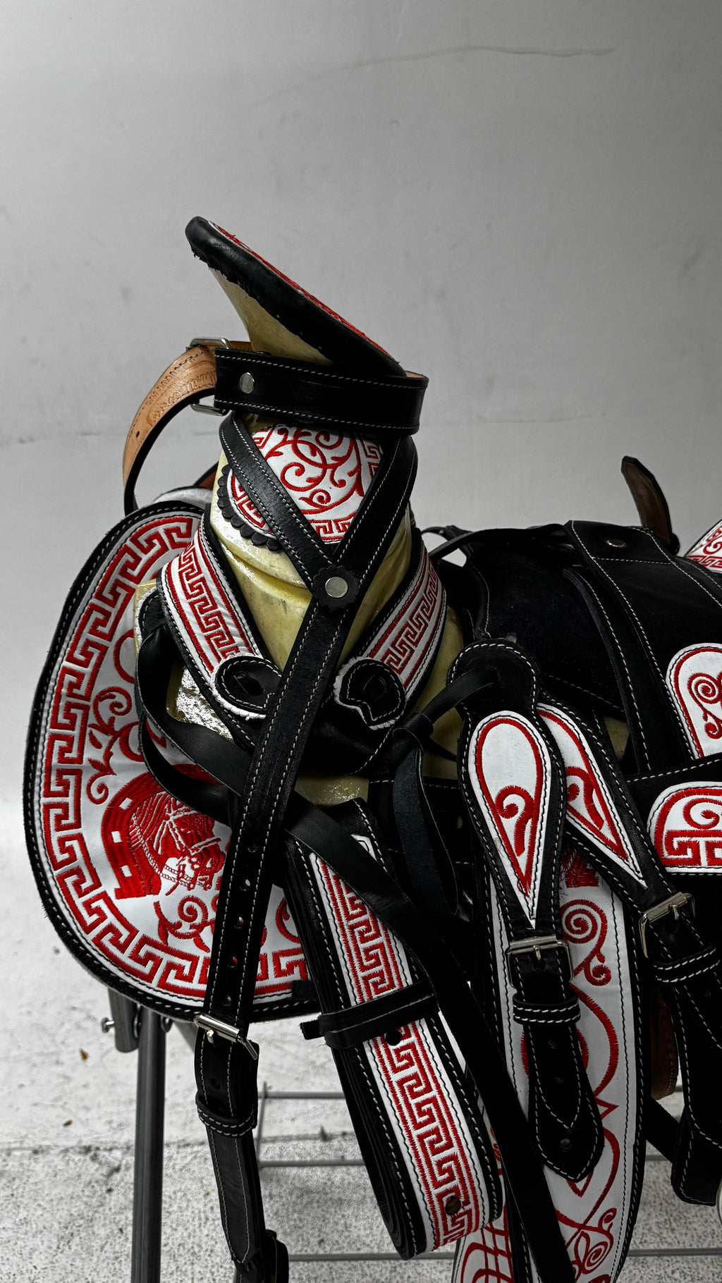 Charro Saddle – Black & Red Bordada “El Fuego Rojo” (15.5”)