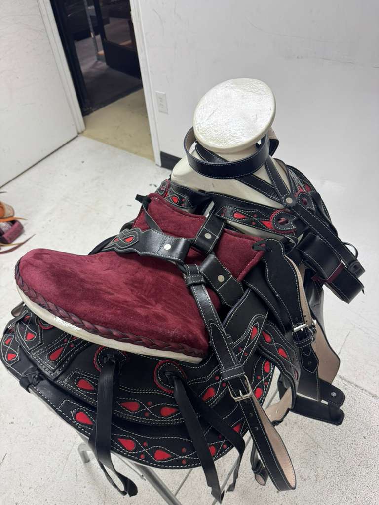 Charro Saddle 15.5” – Black & Wine Red Bordada “El Diablo” (Set Completo)
