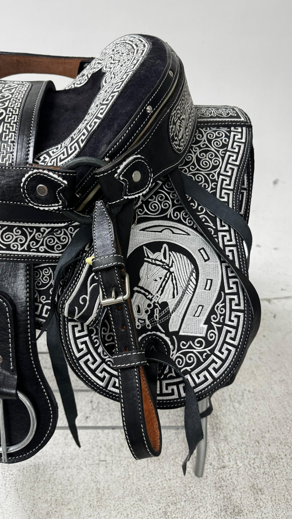 Charro Saddle – Black Bordada “El Guerrero” (15.5”)