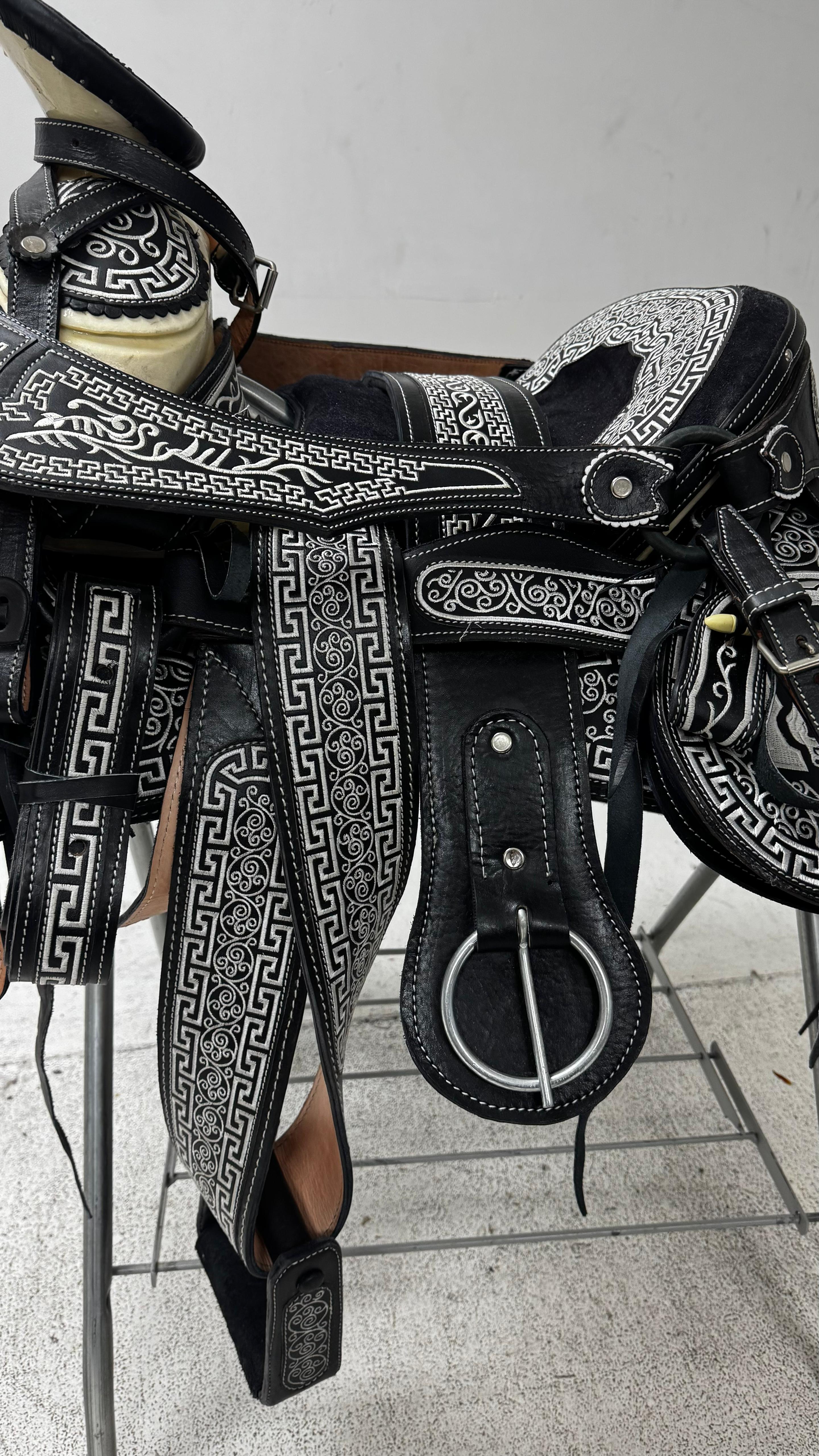 Charro Saddle – Black Bordada “El Guerrero” (15.5”)