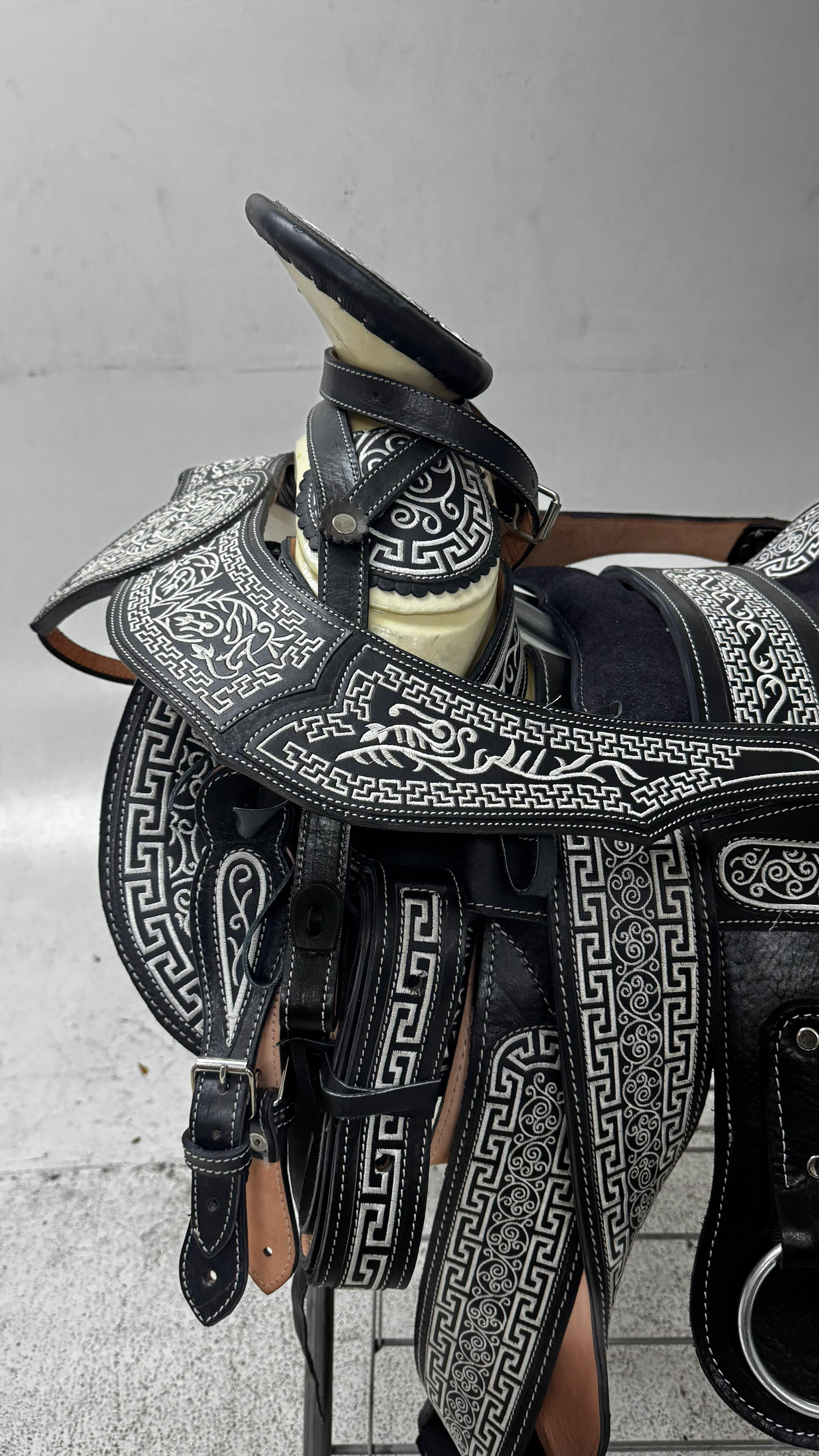 Charro Saddle – Black Bordada “El Guerrero” (15.5”)