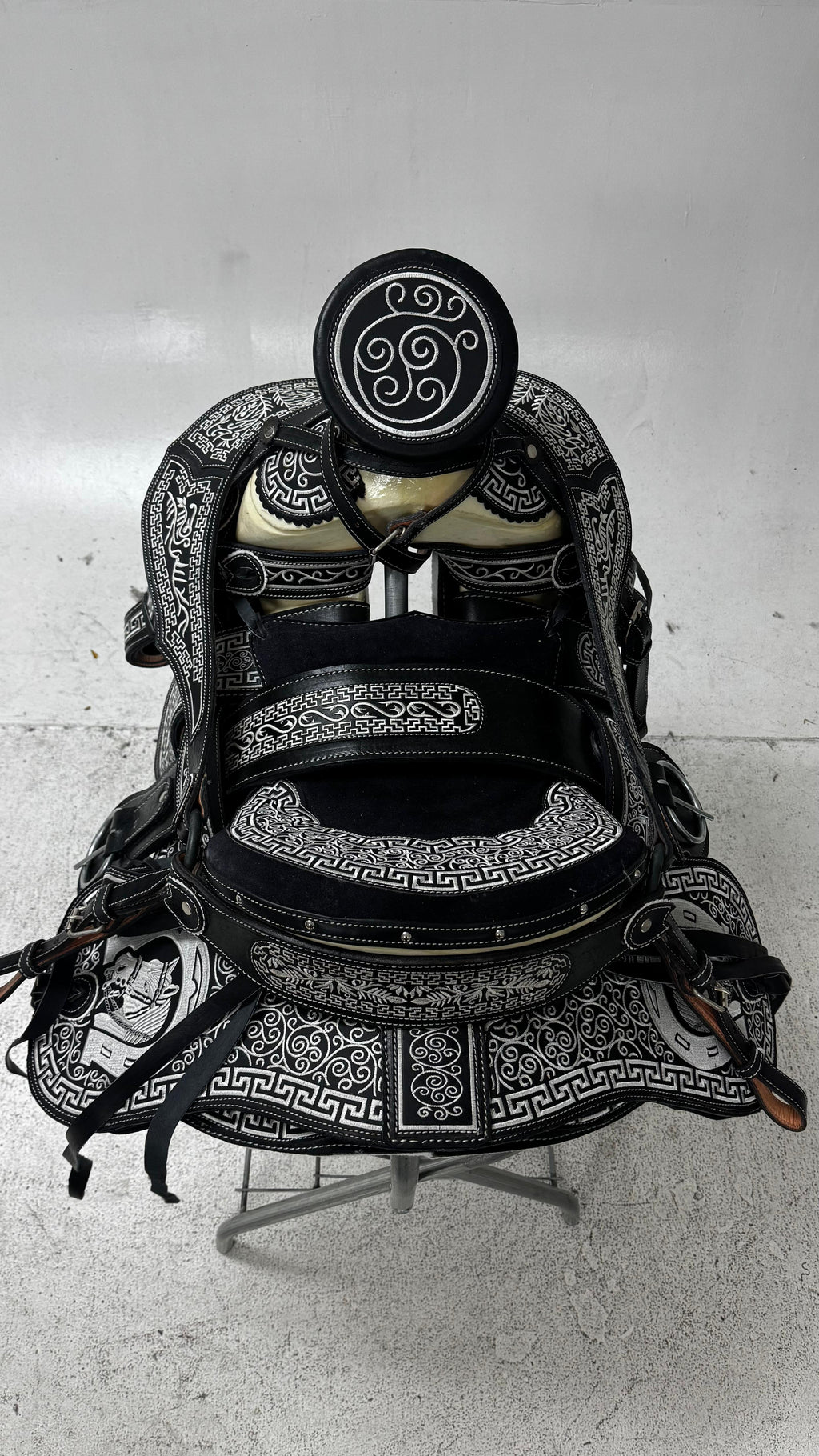 Charro Saddle – Black Bordada “El Guerrero” (15.5”)