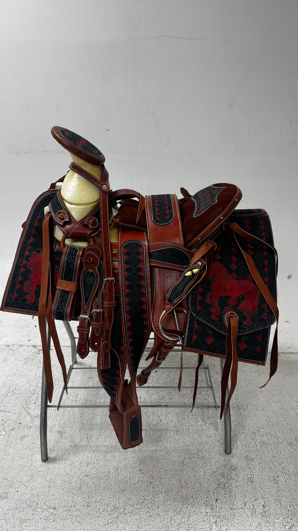 Charro Saddle – Café & Negro Bordada “El Potro Negro” (15.5”)