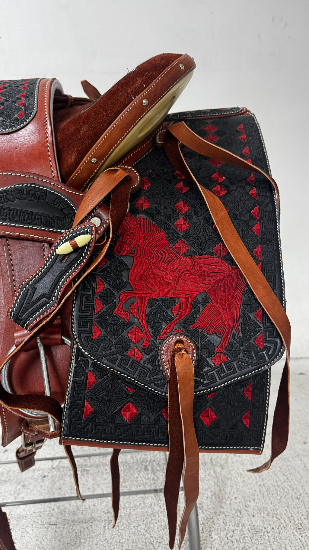 Charro Saddle – Café & Negro Bordada “El Potro Negro” (15.5”)