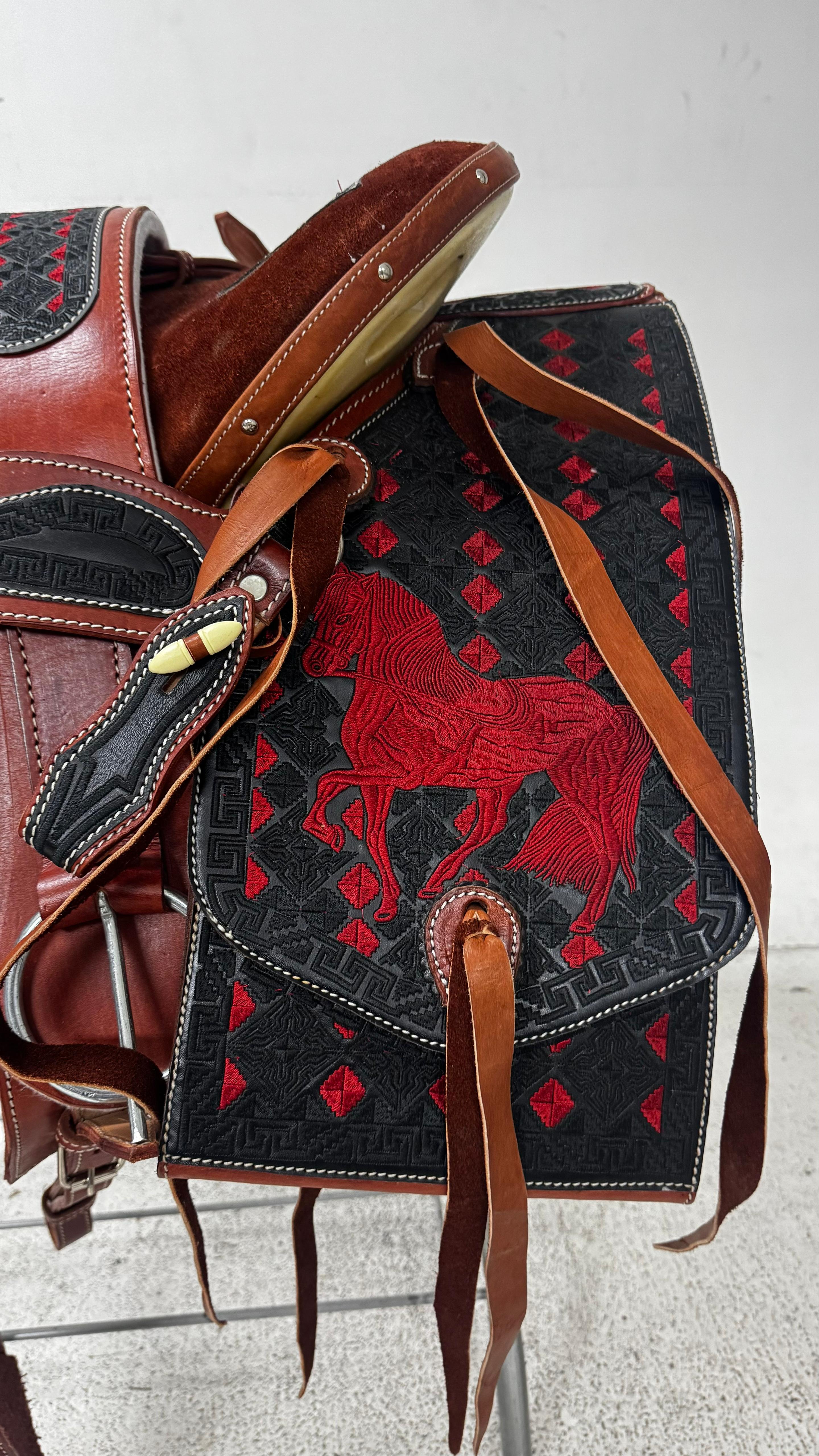 Charro Saddle – Café & Negro Bordada “El Potro Negro” (15.5”)