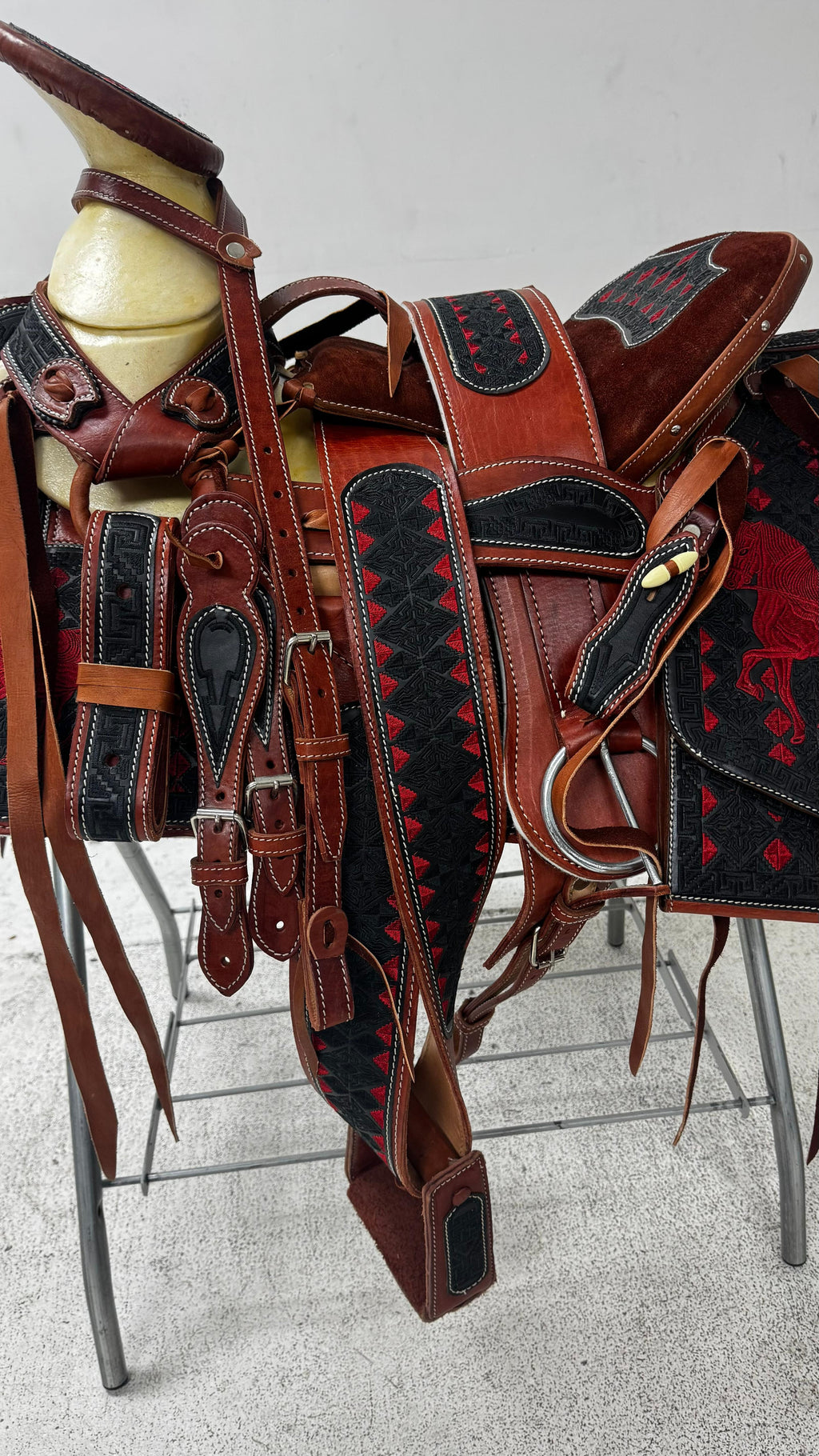 Charro Saddle – Café & Negro Bordada “El Potro Negro” (15.5”)