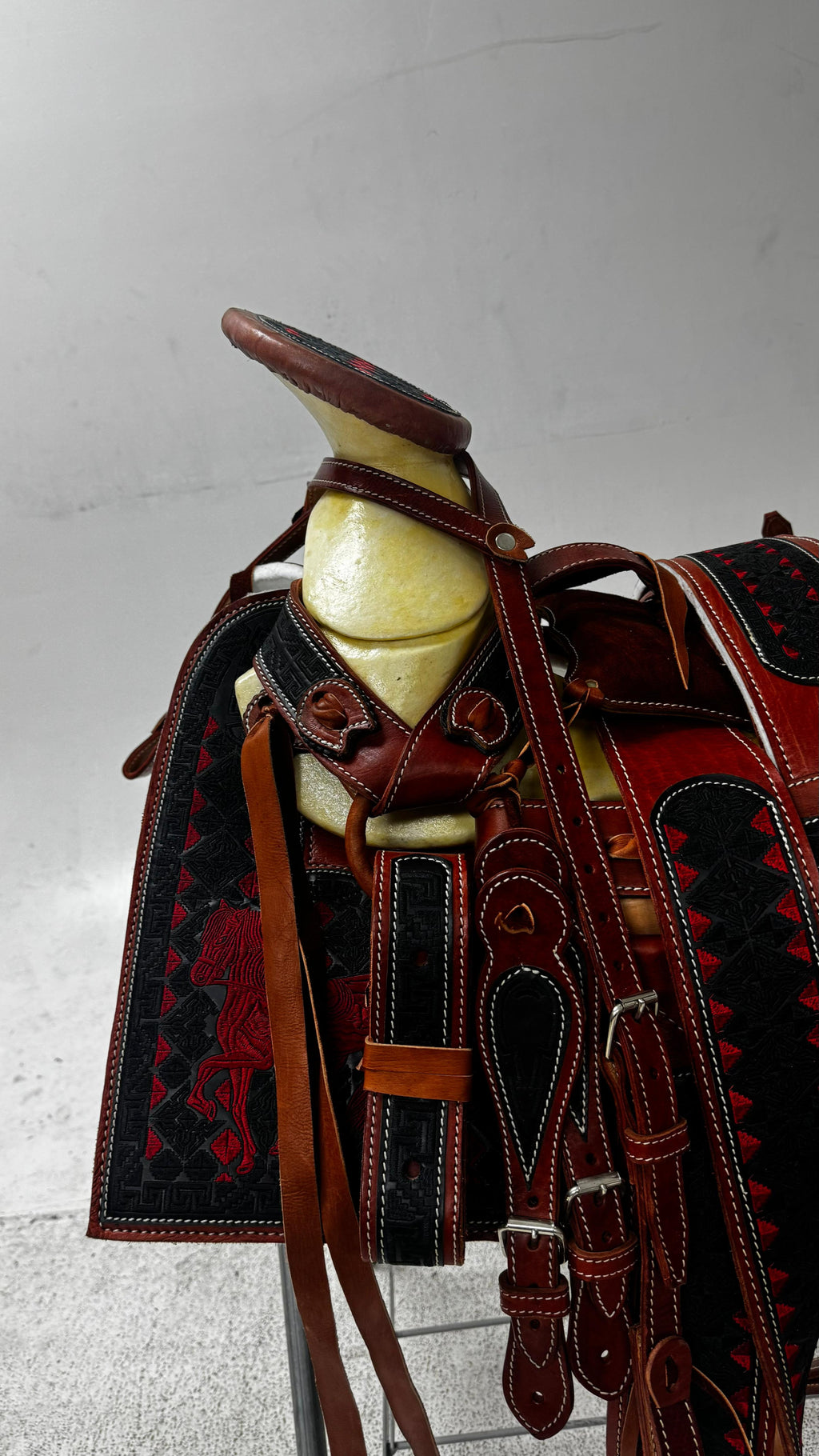 Charro Saddle – Café & Negro Bordada “El Potro Negro” (15.5”)