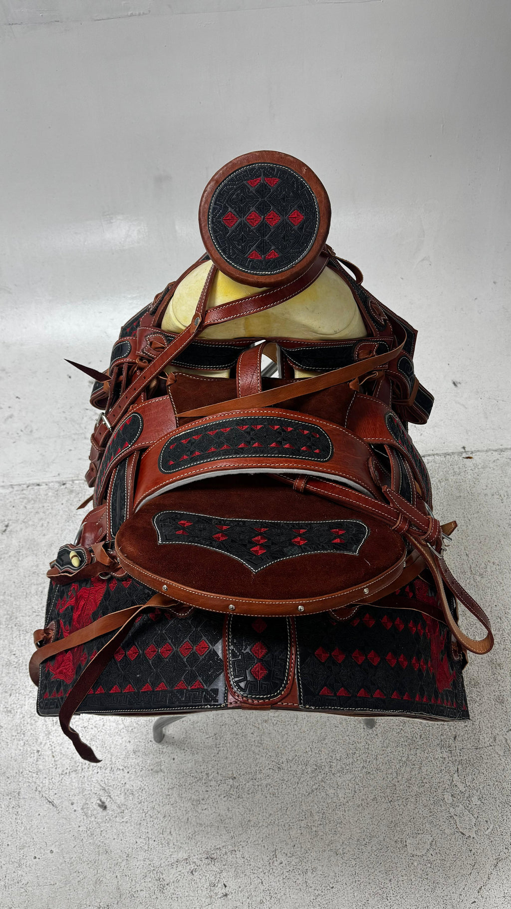 Charro Saddle – Café & Negro Bordada “El Potro Negro” (15.5”)