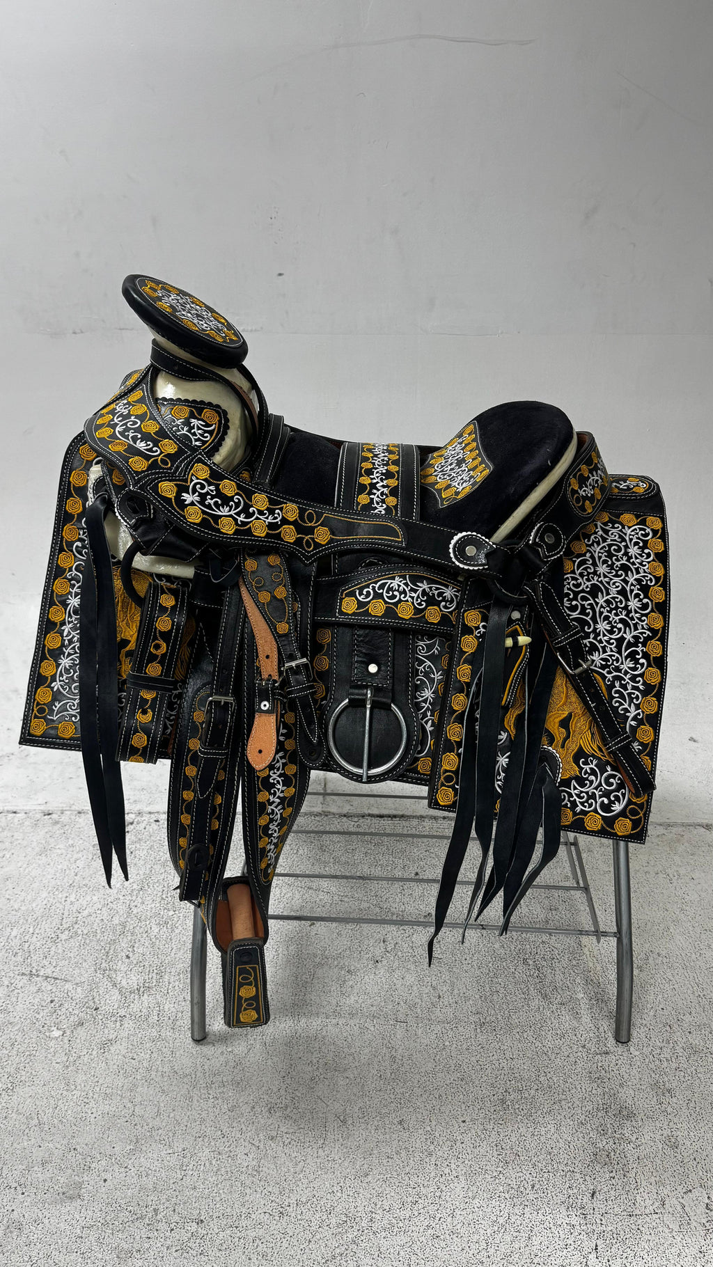 Charro Saddle – Black & Gold Bordada “La Elegancia Dorada” (15.5”)