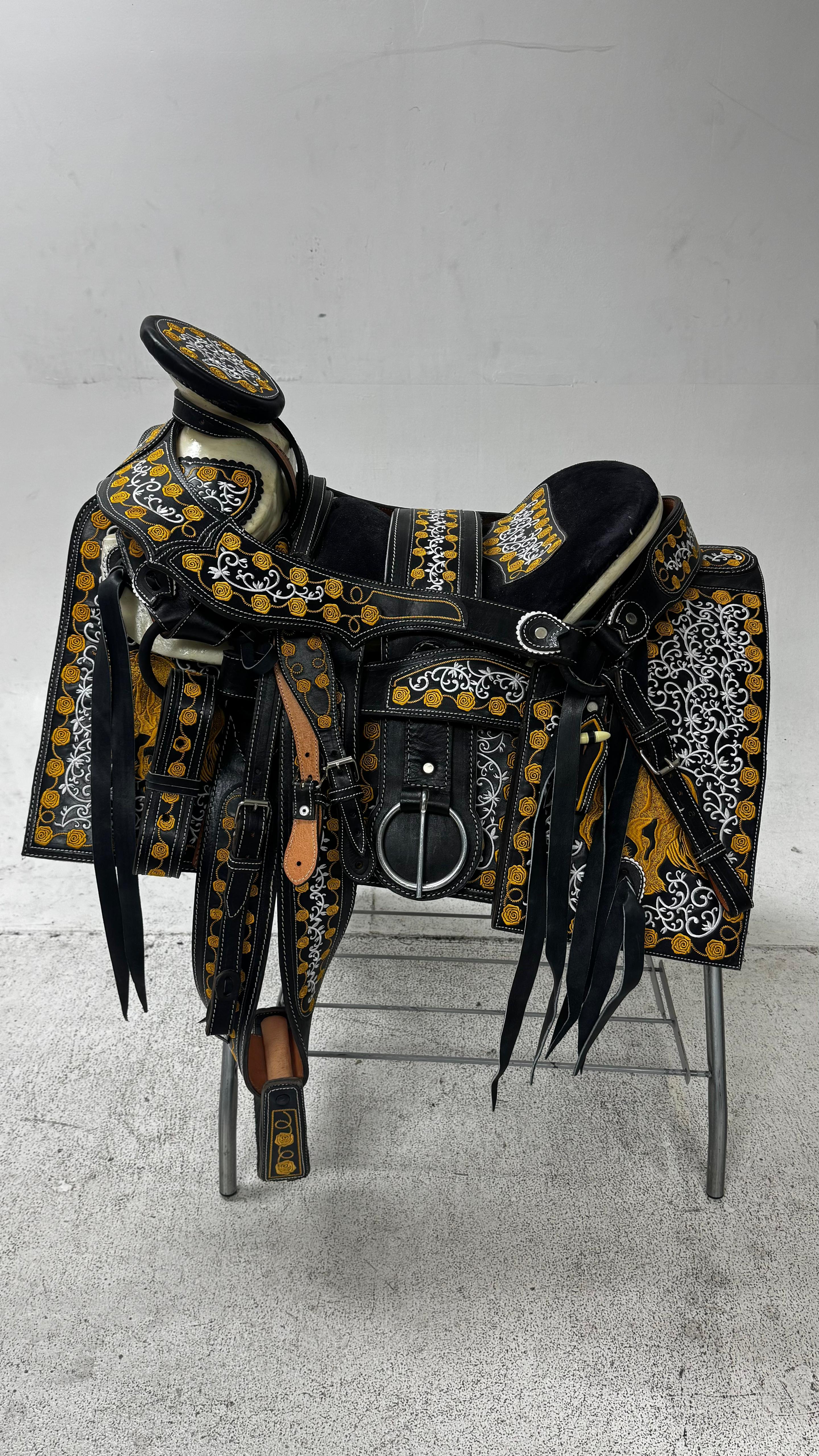 Charro Saddle – Black & Gold Bordada “La Elegancia Dorada” (15.5”)