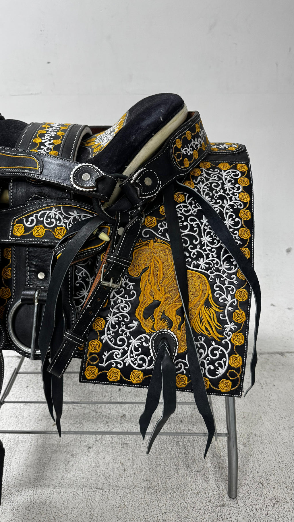 Charro Saddle – Black & Gold Bordada “La Elegancia Dorada” (15.5”)