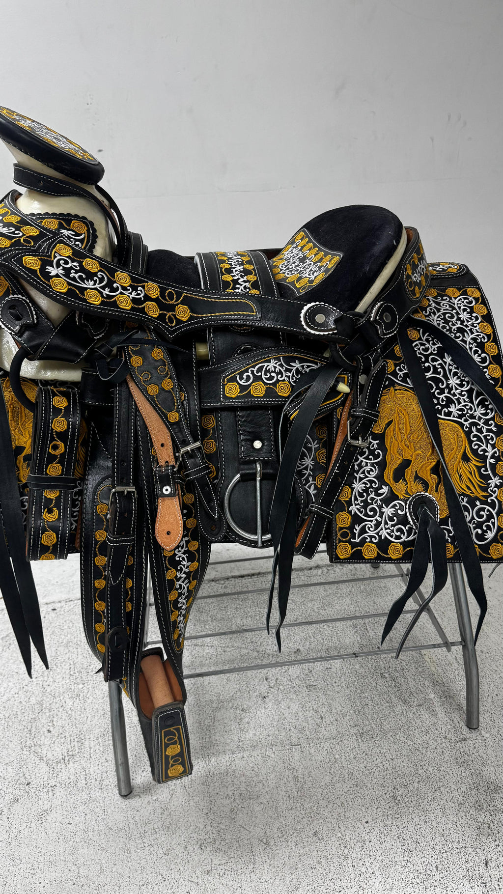 Charro Saddle – Black & Gold Bordada “La Elegancia Dorada” (15.5”)