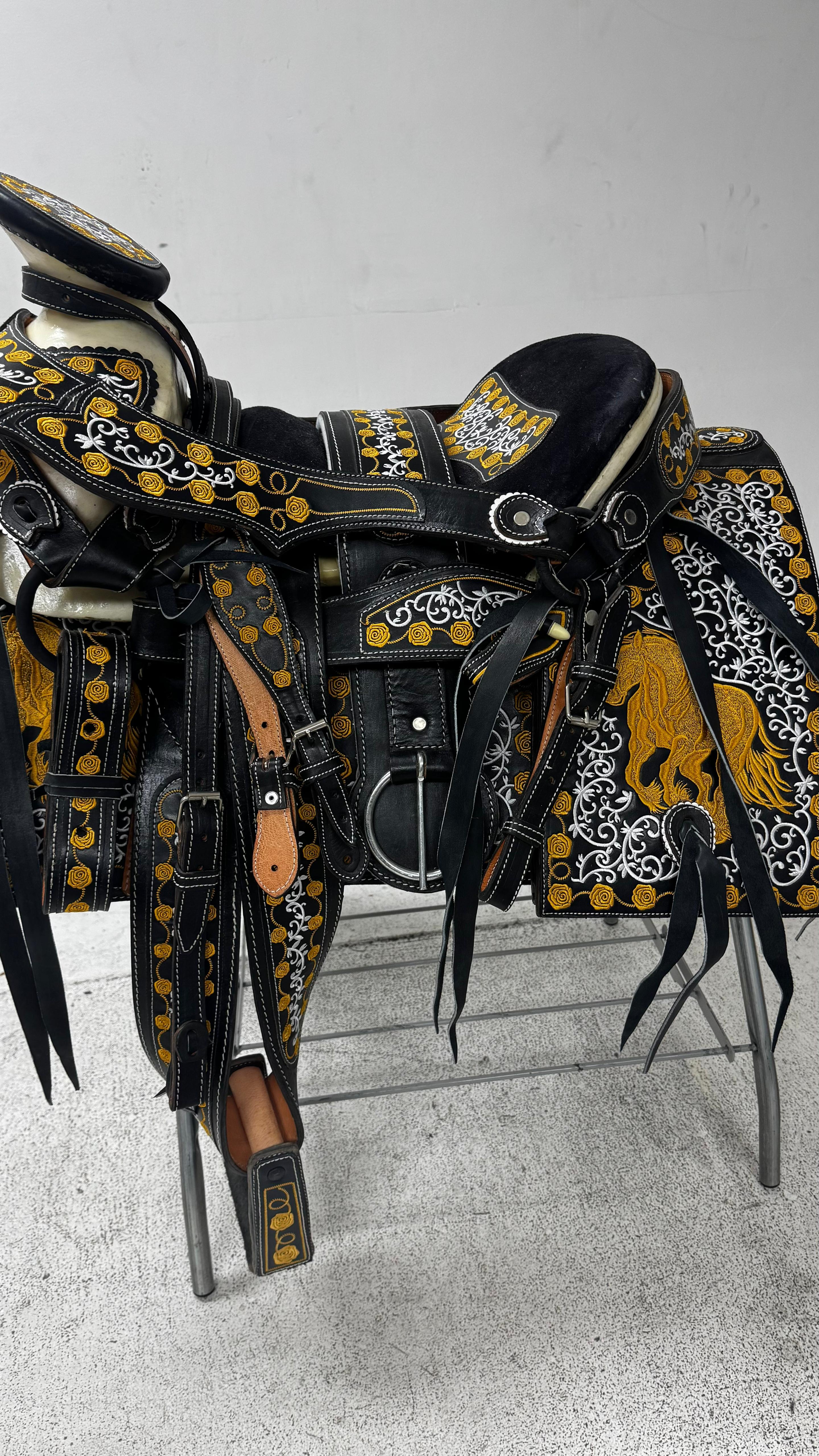 Charro Saddle – Black & Gold Bordada “La Elegancia Dorada” (15.5”)
