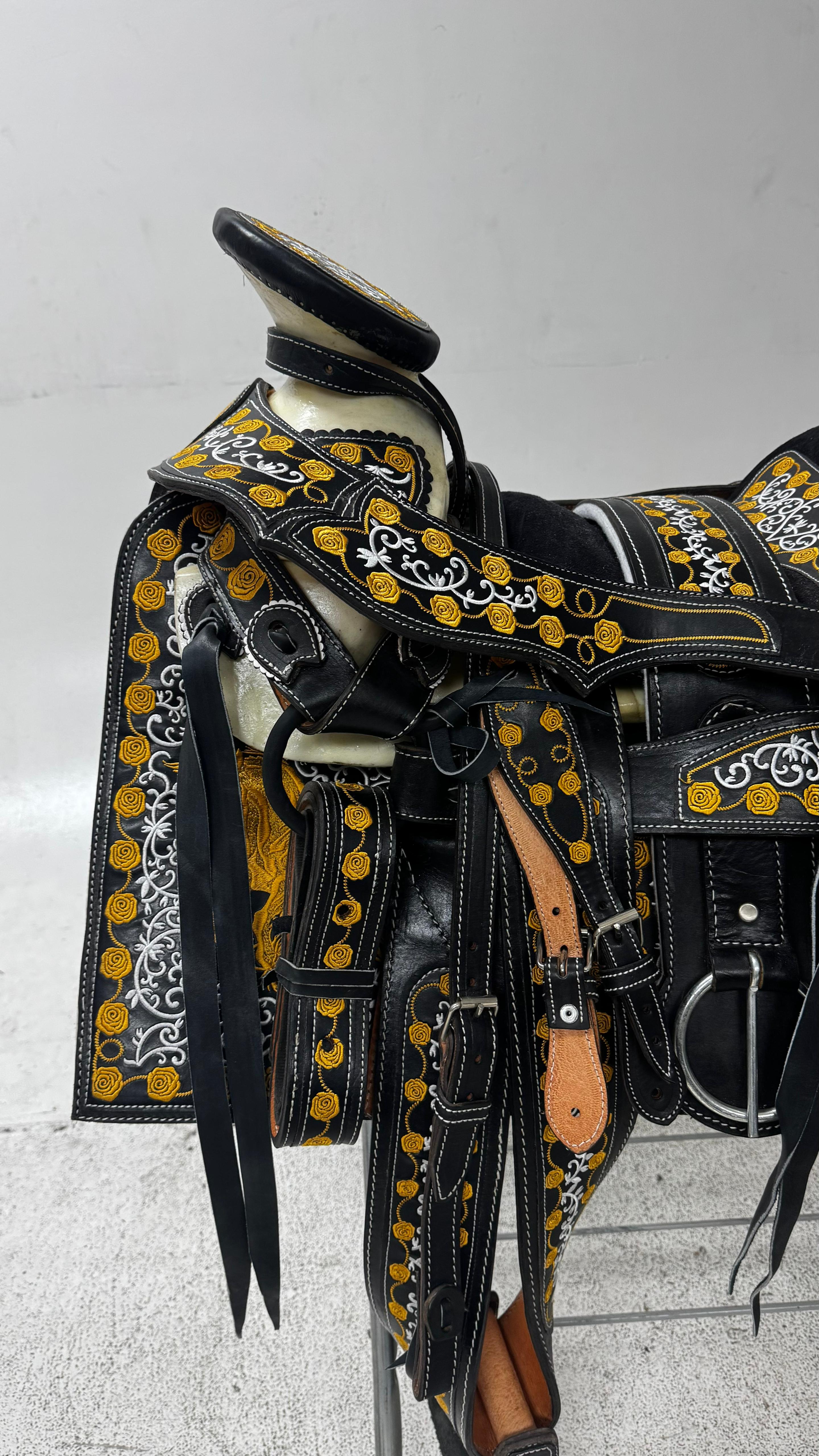 Charro Saddle – Black & Gold Bordada “La Elegancia Dorada” (15.5”)
