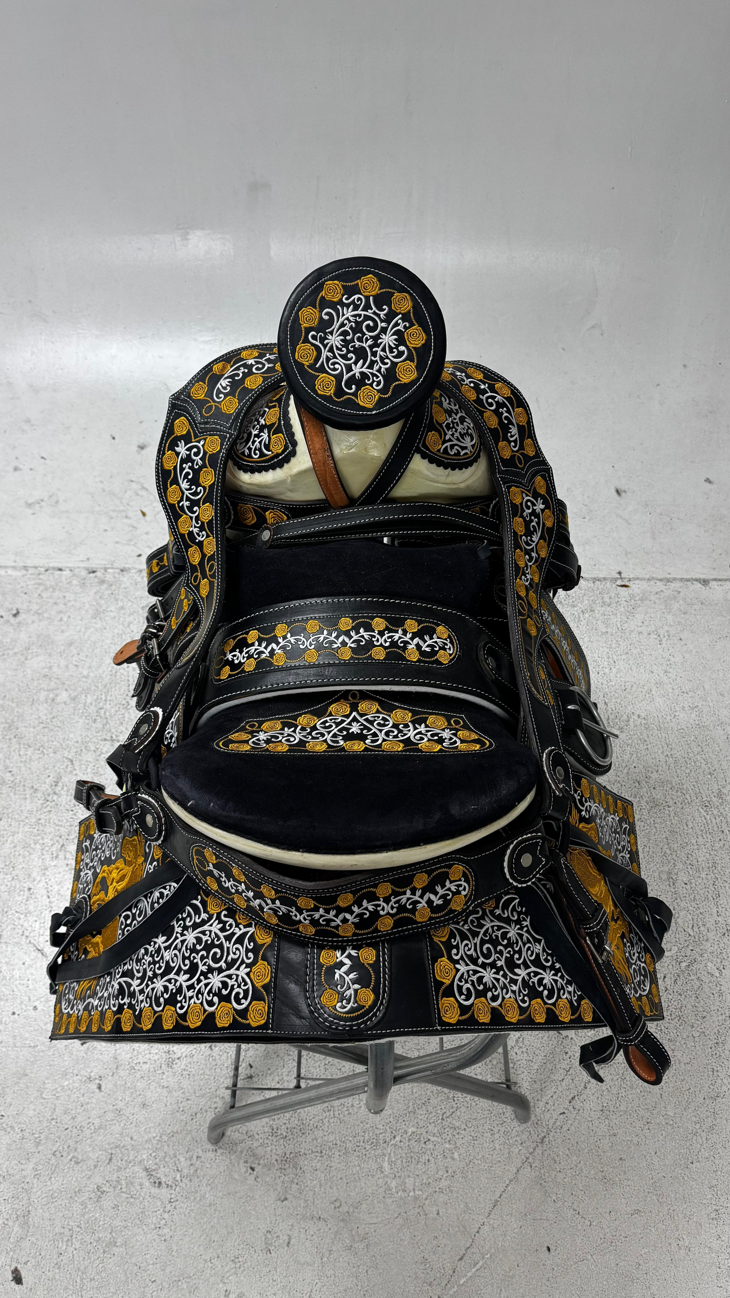 Charro Saddle – Black & Gold Bordada “La Elegancia Dorada” (15.5”)