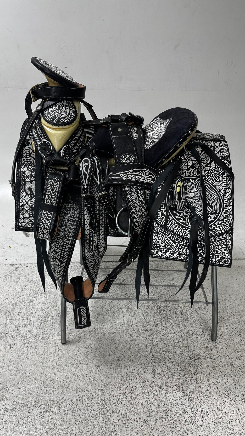 Charro Saddle – Black Bordada “El Águila Imperial” (15.5”)