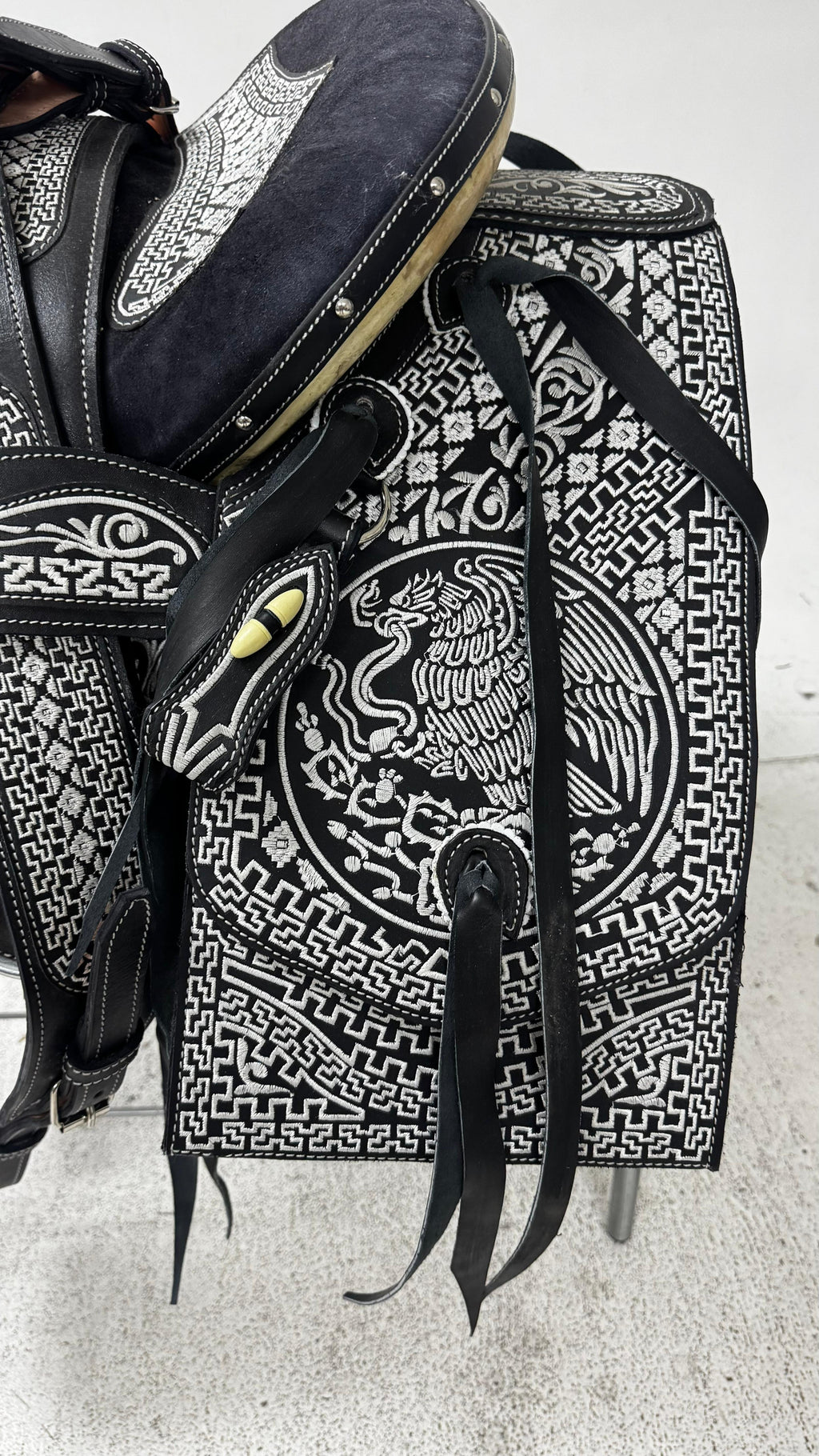 Charro Saddle – Black Bordada “El Águila Imperial” (15.5”)