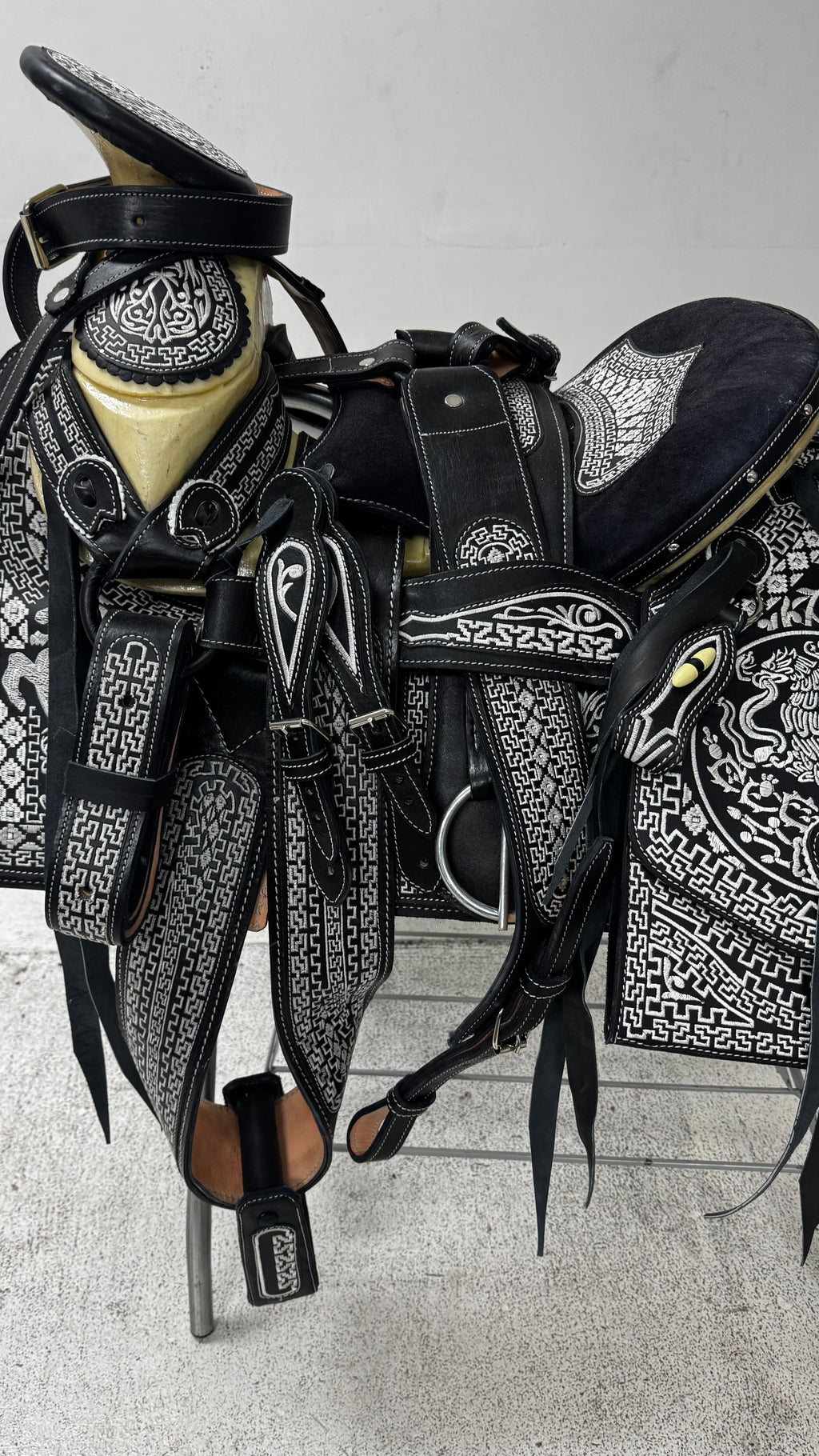 Charro Saddle – Black Bordada “El Águila Imperial” (15.5”)