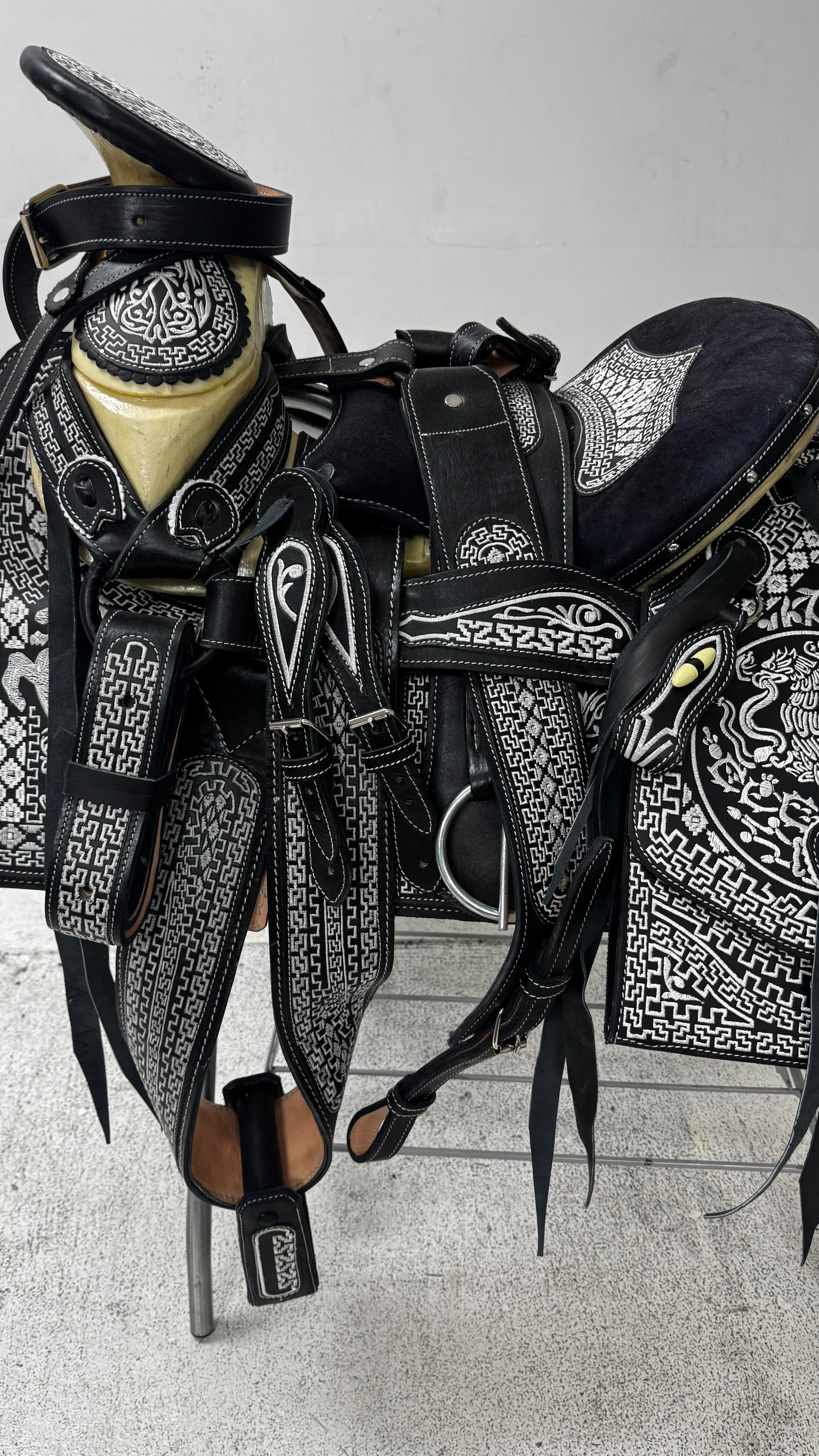 Charro Saddle – Black Bordada “El Águila Imperial” (15.5”)