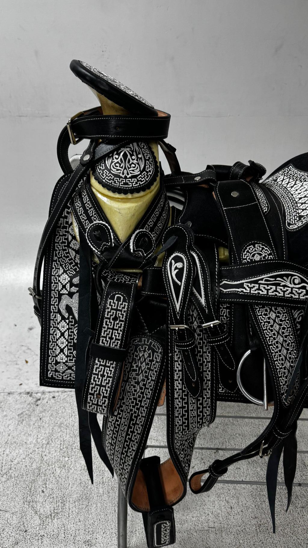 Charro Saddle – Black Bordada “El Águila Imperial” (15.5”)