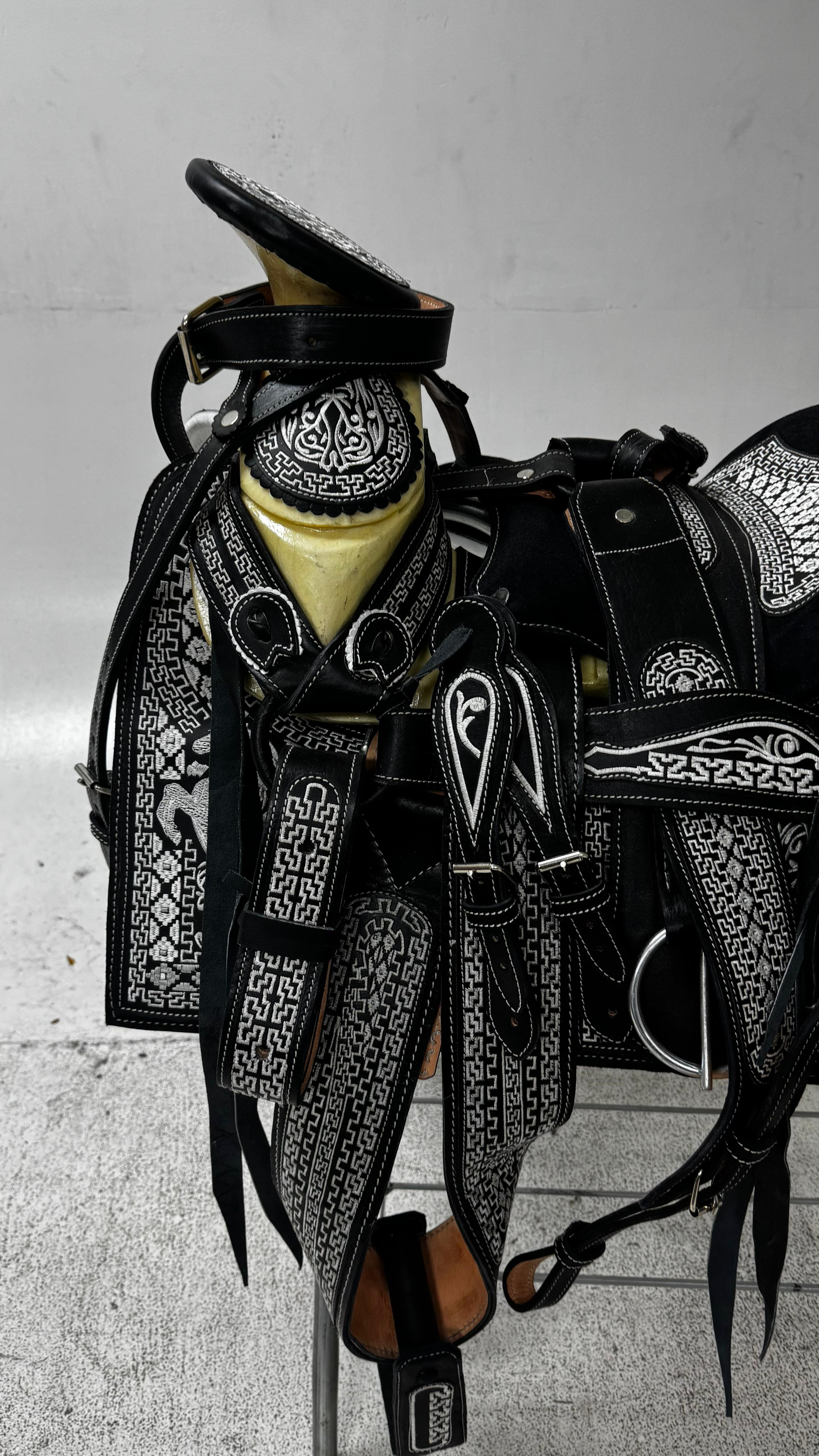 Charro Saddle – Black Bordada “El Águila Imperial” (15.5”)