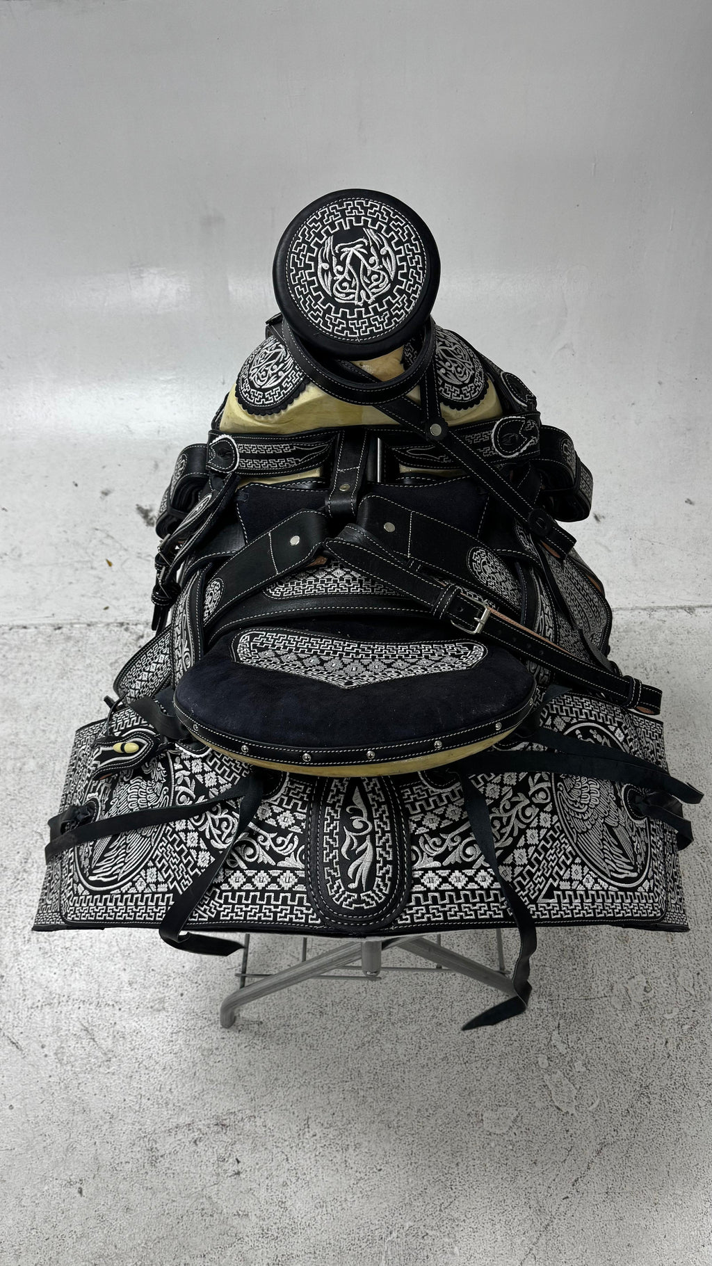 Charro Saddle – Black Bordada “El Águila Imperial” (15.5”)