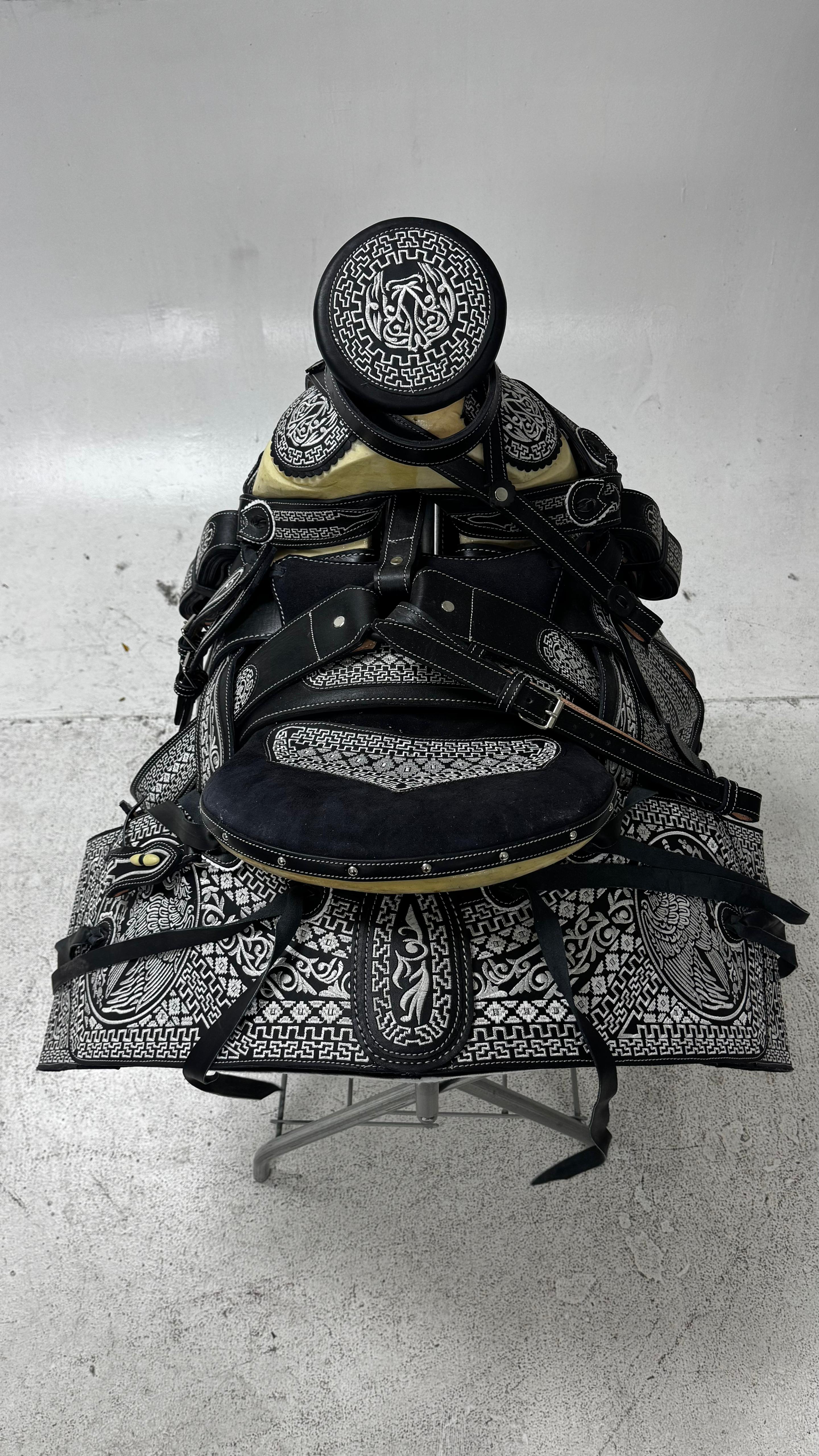 Charro Saddle – Black Bordada “El Águila Imperial” (15.5”)