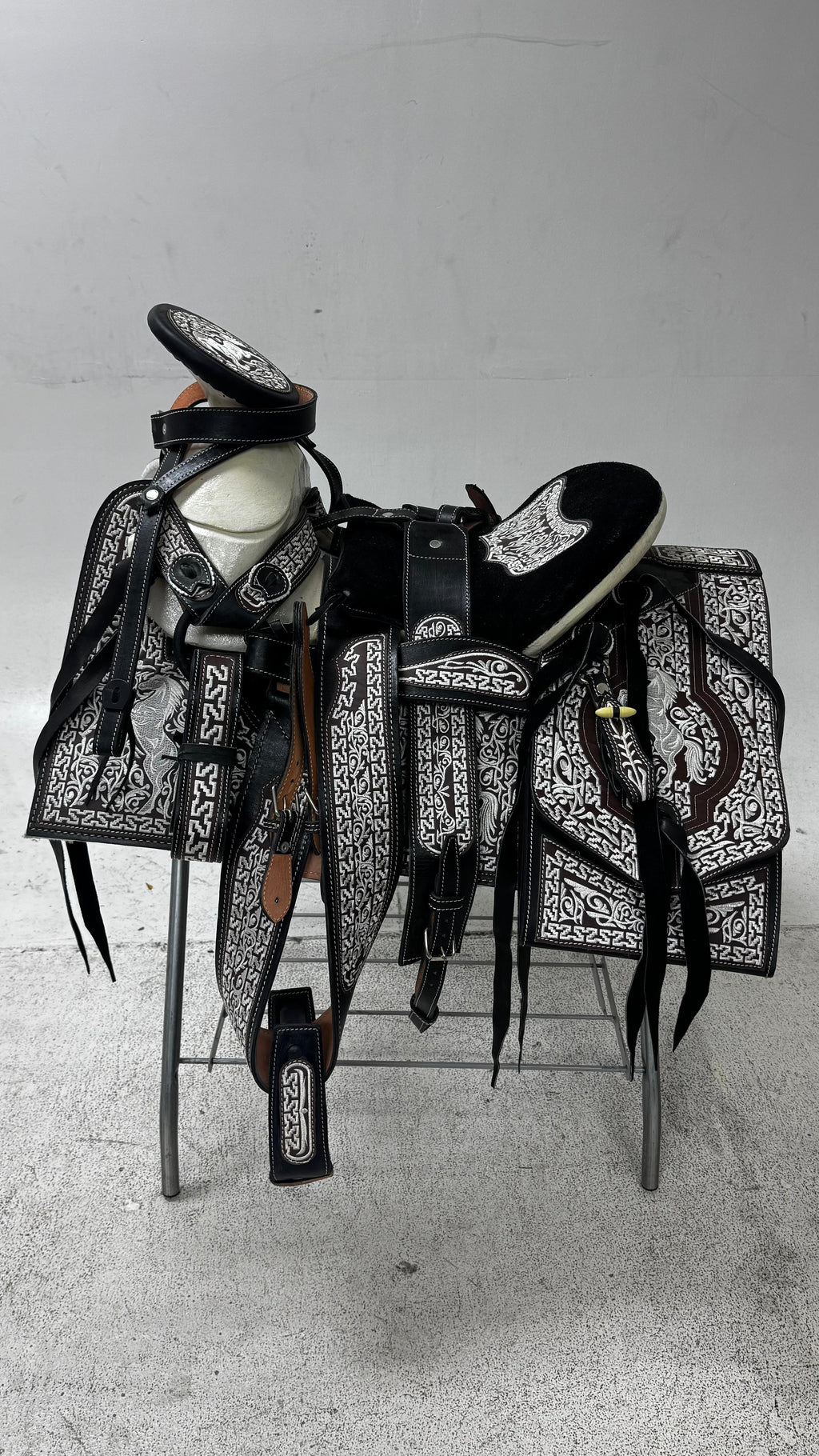 Charro Saddle – Black & Silver Bordada “El Caballo Guerrero” (15.5”)