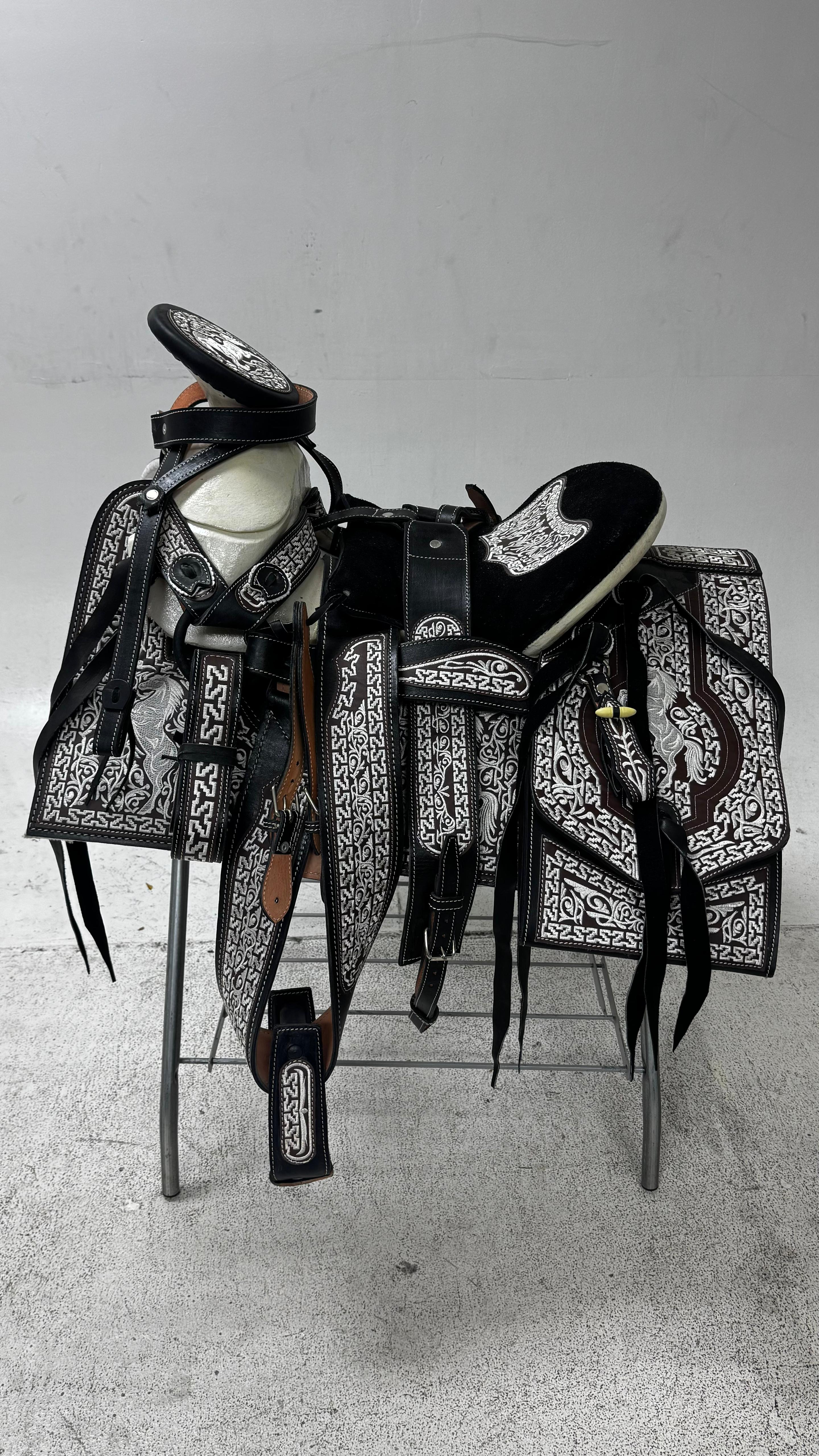 Charro Saddle – Black & Silver Bordada “El Caballo Guerrero” (15.5”)