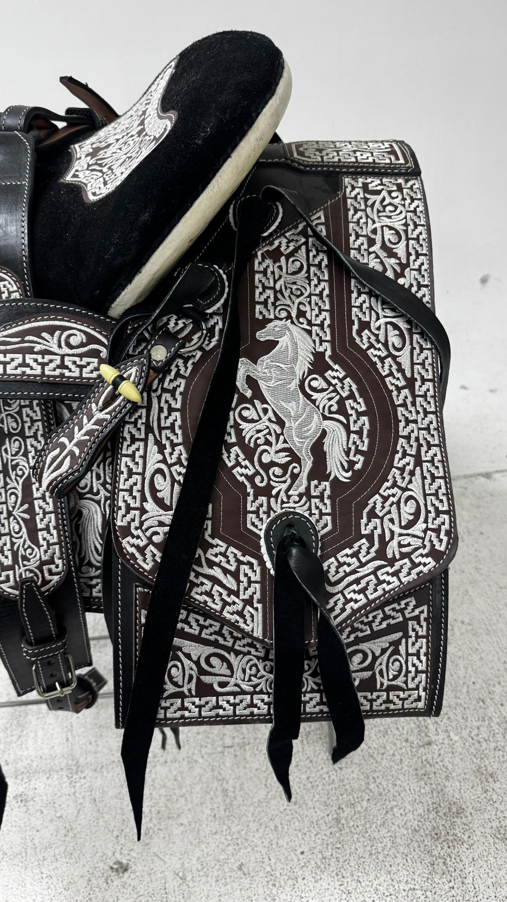 Charro Saddle – Black & Silver Bordada “El Caballo Guerrero” (15.5”)