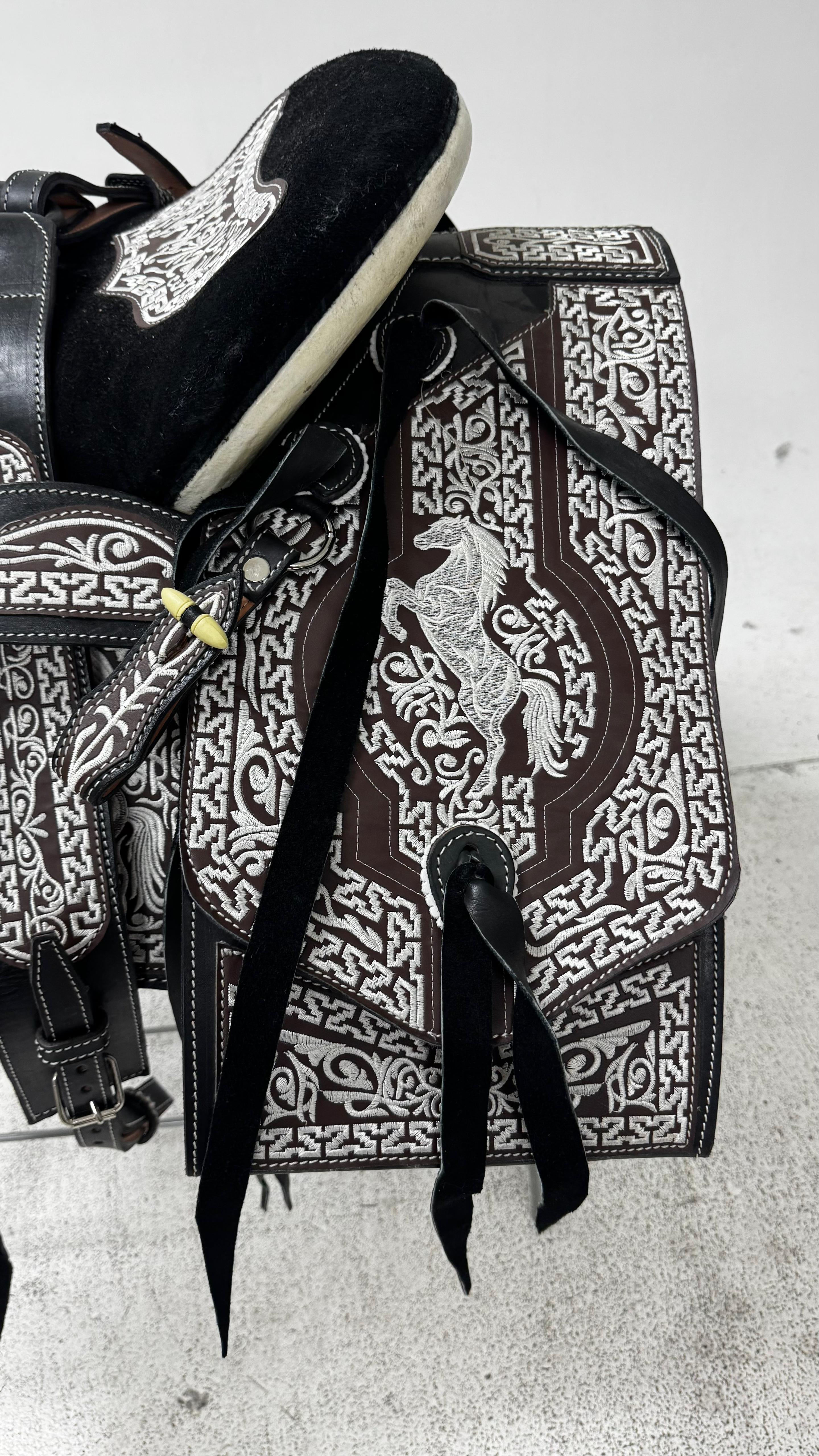 Charro Saddle – Black & Silver Bordada “El Caballo Guerrero” (15.5”)